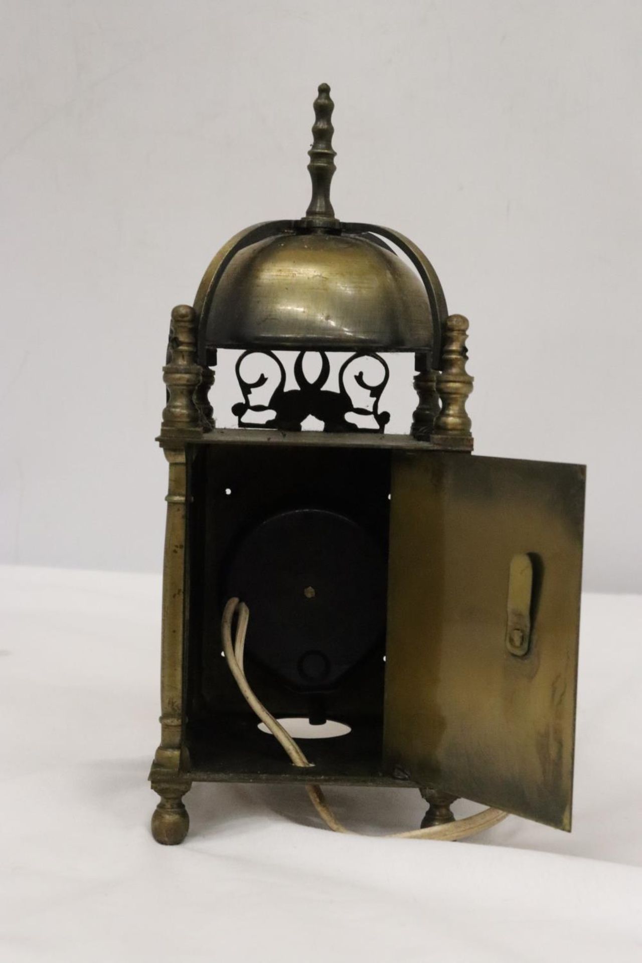 A VINTAGE BRASS LANTERN CLOCK, HEIGHT 25CM - Image 4 of 6