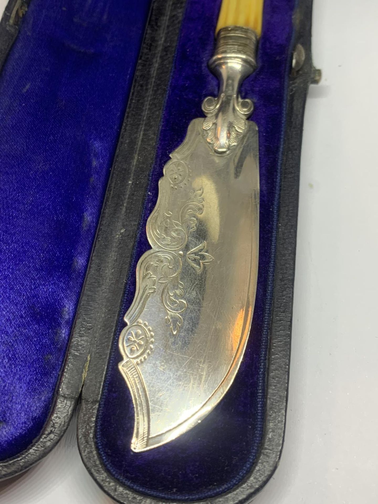 A HALLMARKED SHEFFIELD BUTTER KNIFE IN A PRESENTATION BOX - Image 2 of 4