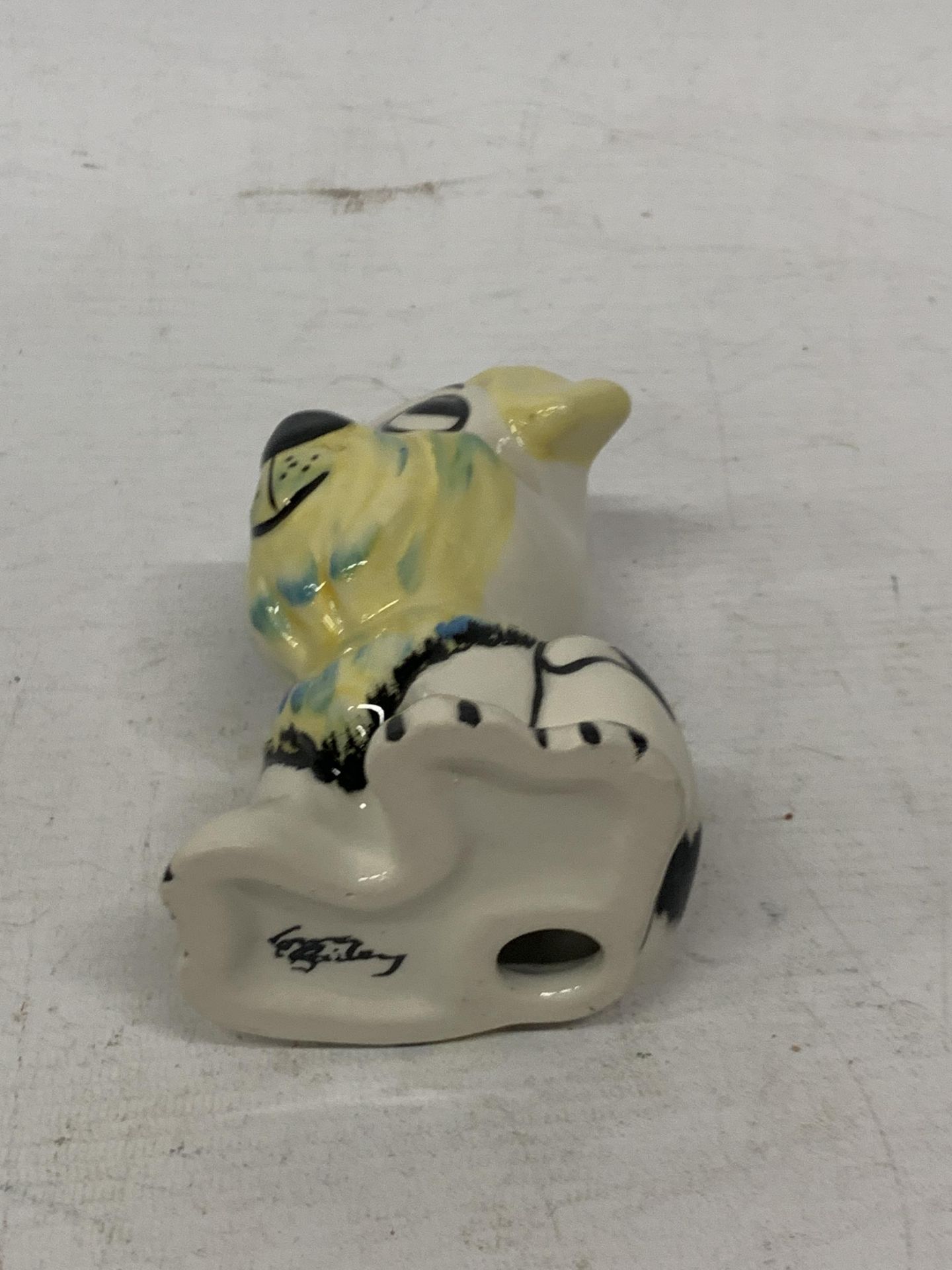 A LORNA BAILEY HAND PAINTED AND SIGNED WUF WUF DOG FIGURE - Image 3 of 3