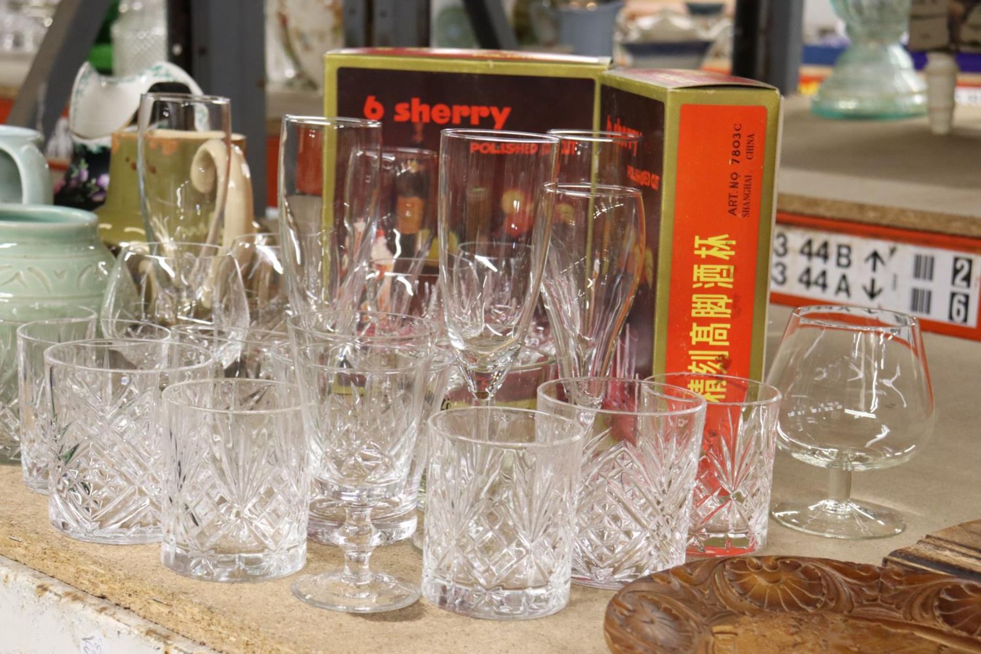 A QUANTITY OF GLASSES TO INCLUDE WHISKY TUMBLERS, BOXED SHERRY GLASSES, CHAMPAGNE FLUTES, BRANDY - Bild 2 aus 5