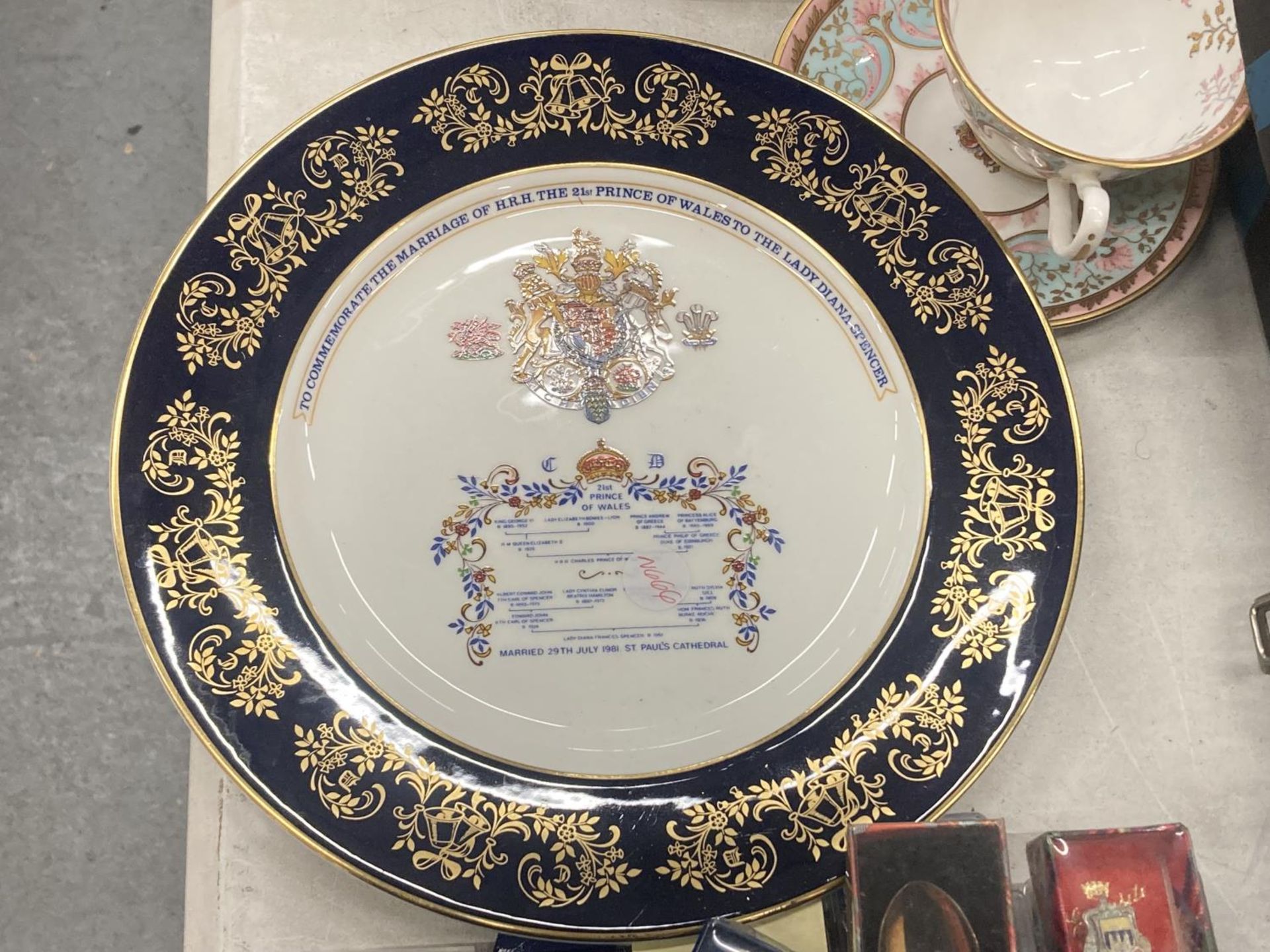 A MIXED LOT TO INCLUDE SOUVENIR SPOONS, AYNSLEY COMMEMORATIVE PLATE, CORONATION SOUVENIR - Image 5 of 6