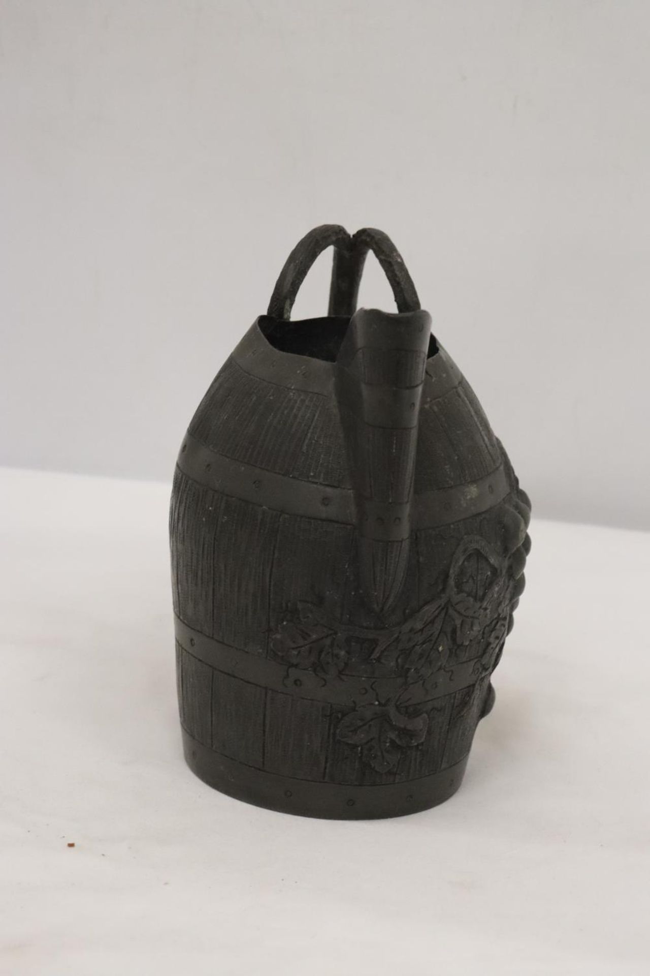 A VINTAGE PEWTER WINE JUG IN THE FORM OF A BARREL WITH GRAPE AND VINE DECORATION, HEIGHT 19CM - Image 2 of 5