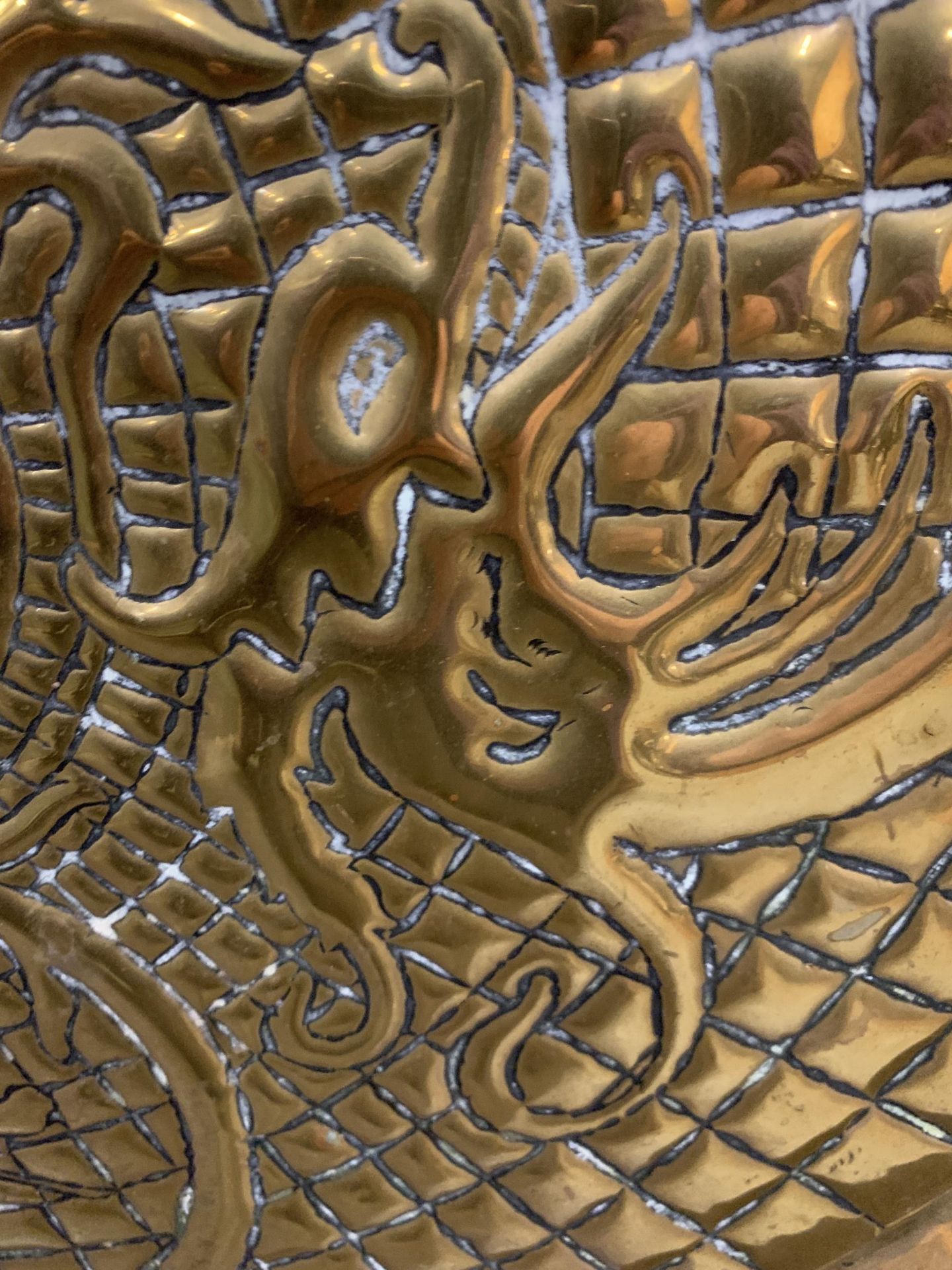 A DECORATIVE BRASS CHARGER - Image 3 of 4
