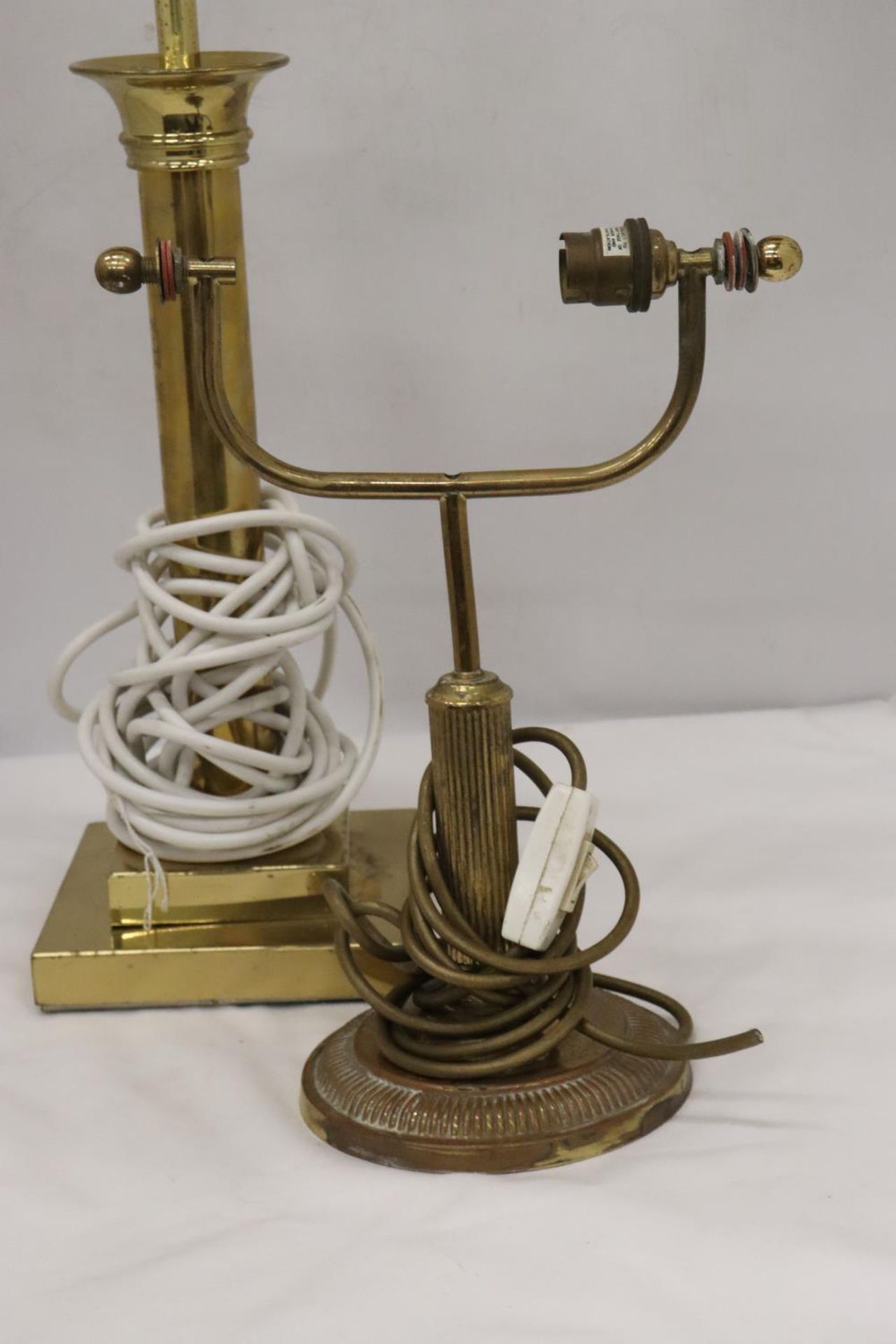 A BRASS BANKER'S LAMP AND BRASS PEDESTAL LAMP - Image 2 of 5