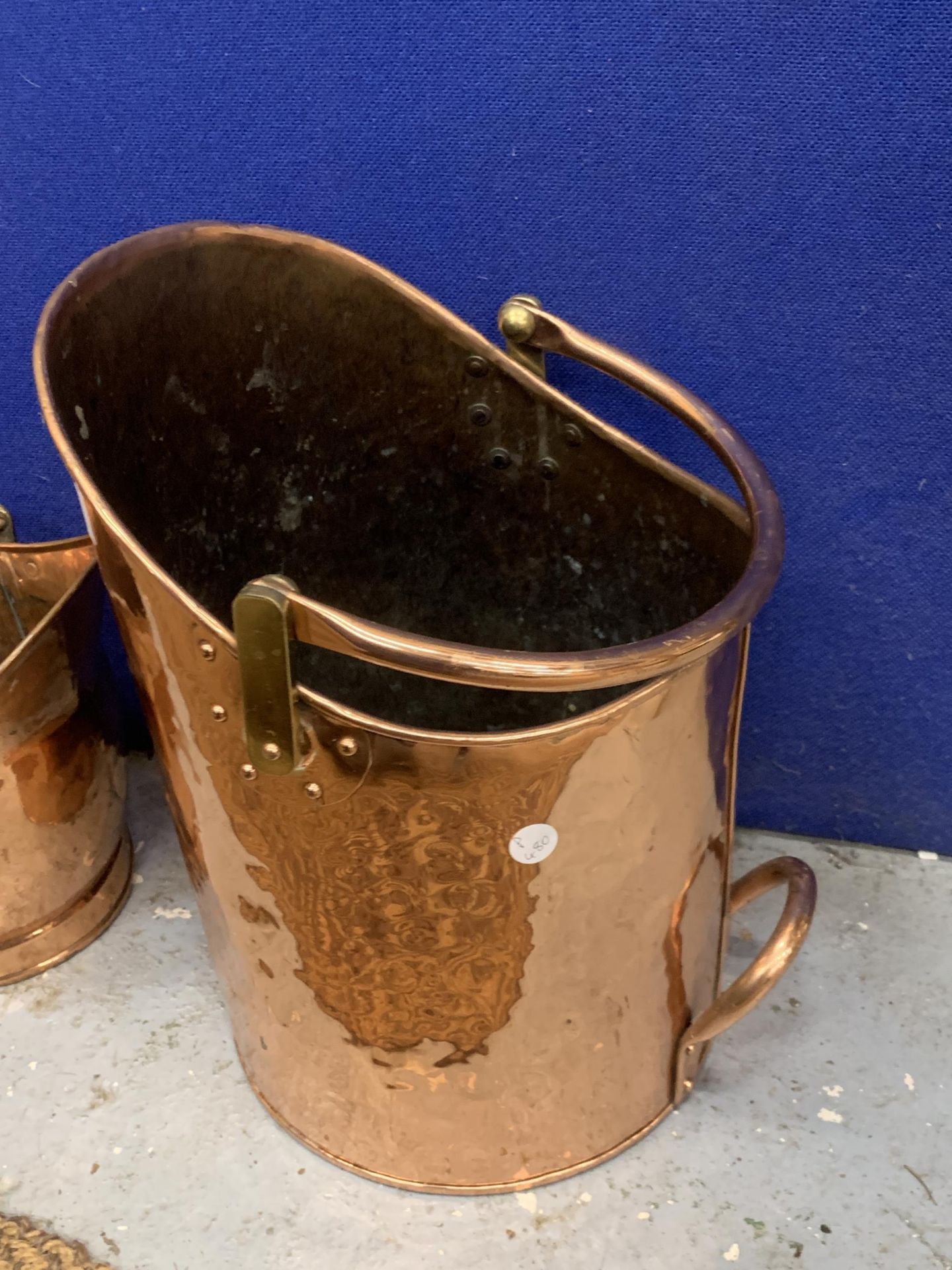 TWO LARGE BRASS ITEMS TO INCLUDE A LARGE COAL SCUTTLE AND A SMALLER EXAMPLE - Image 3 of 5