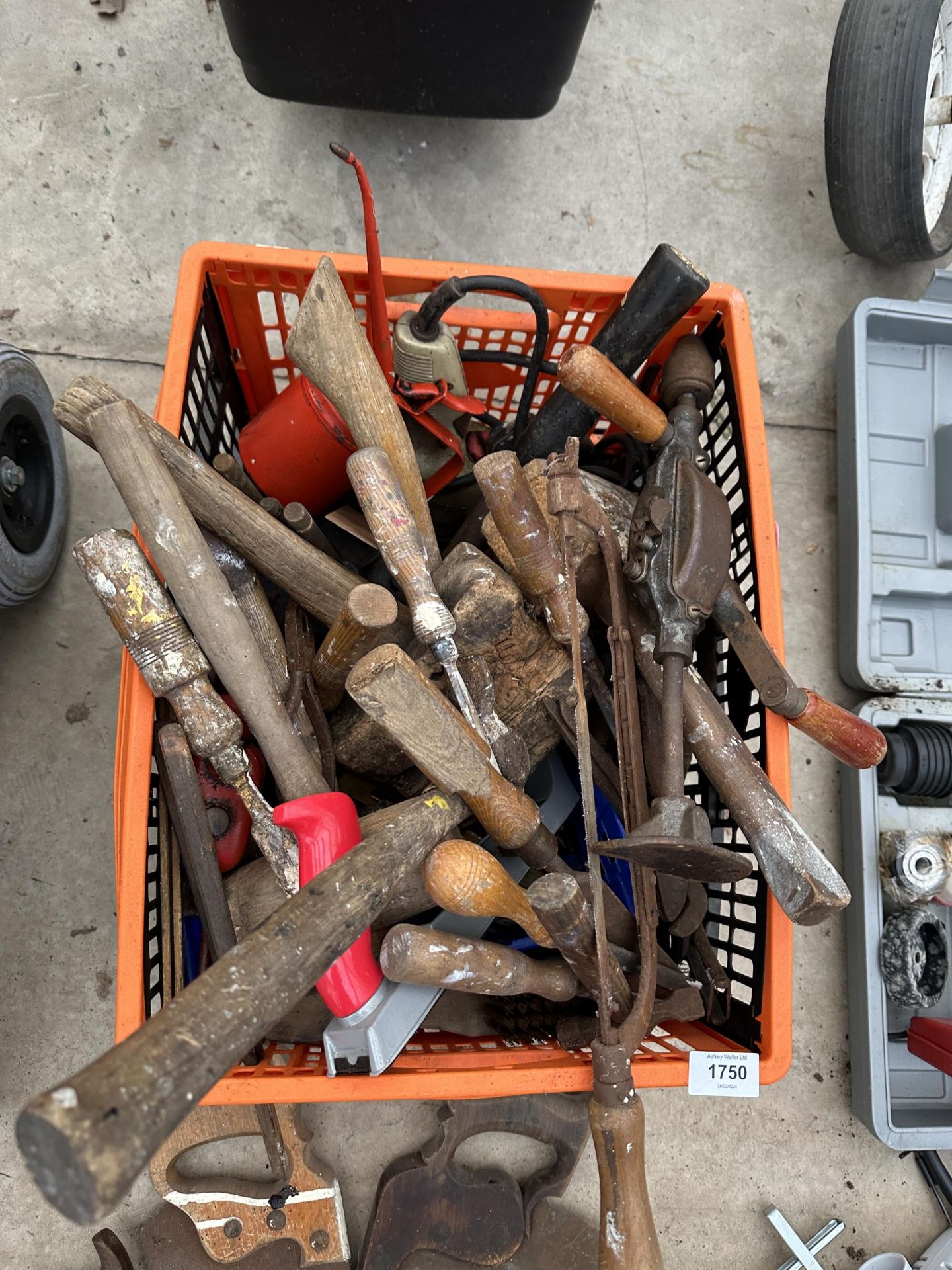 AN ASSORTMENT OF VINTAGE HANDTOOLS TO INCLUDE A BRACE DRILL, SAWS AND HAMMERS ETC - Image 2 of 3