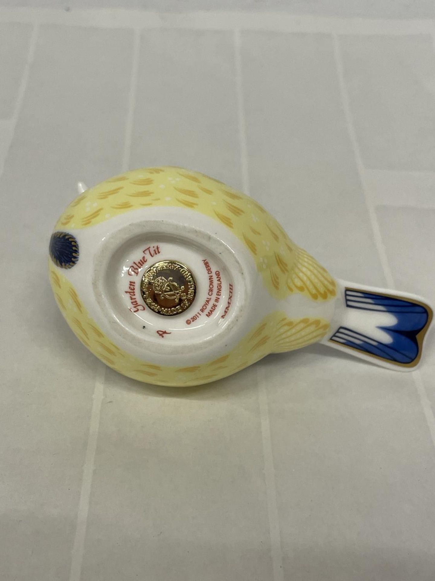 A ROYAL CROWN DERBY PAPERWEIGHT GARDEN BLUE TIT WITH GOLD COLOURED STOPPER - Image 3 of 3