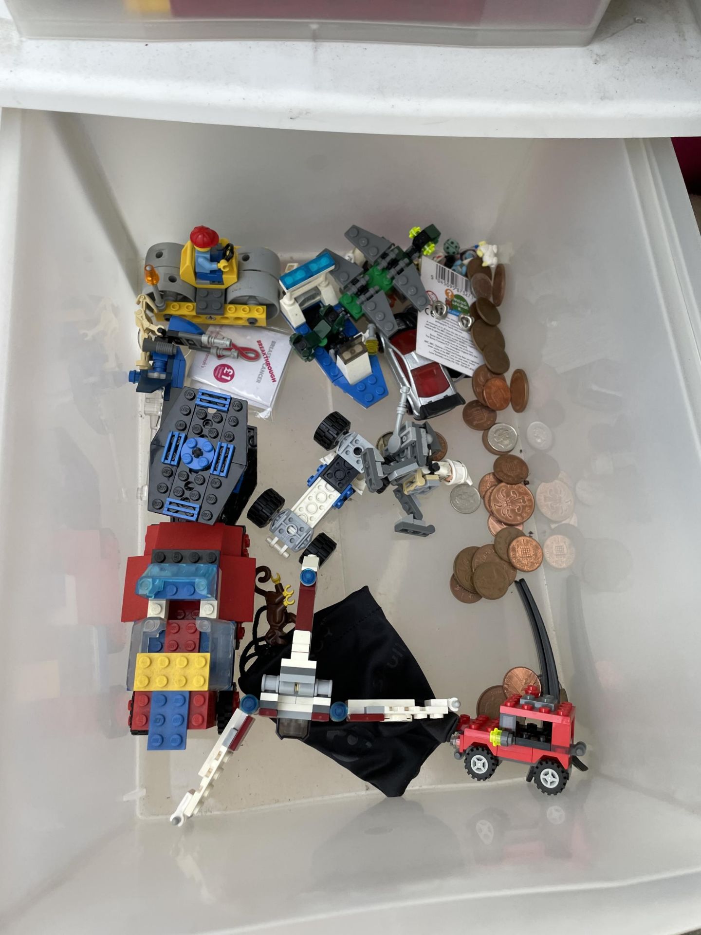 A PLASTIC STORAGE DRAWER UNIT WITH AN ASSORTMENT OF LEGO, XBOX GAMES AND OTHER TOYS ETC - Bild 2 aus 7
