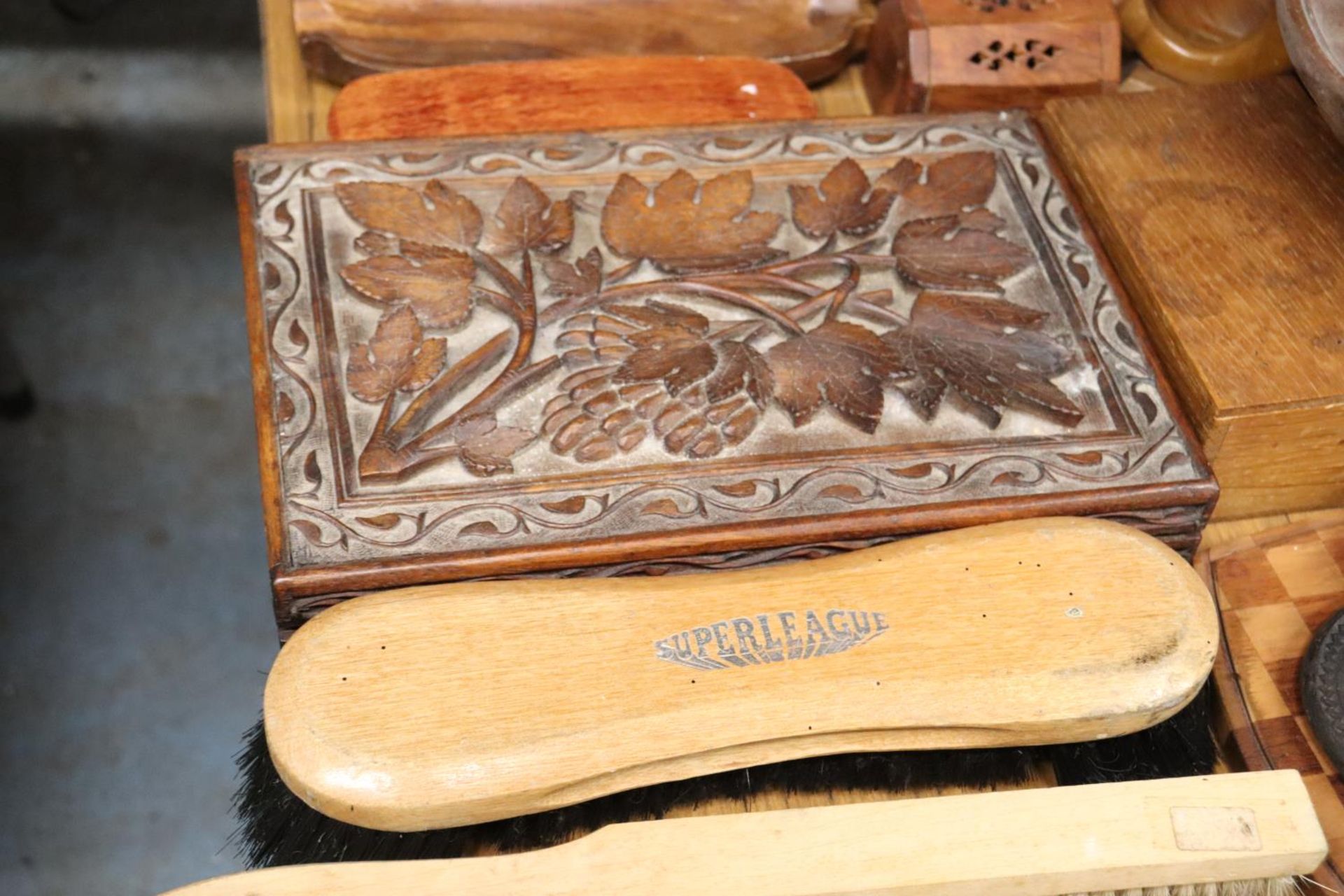 A QUANTITY OF TREEN TO INCLUDE A CHESS BOARD, CHINESE CARVED HARDWOOD BASES, CARVED WOODEN BOX, - Image 5 of 5