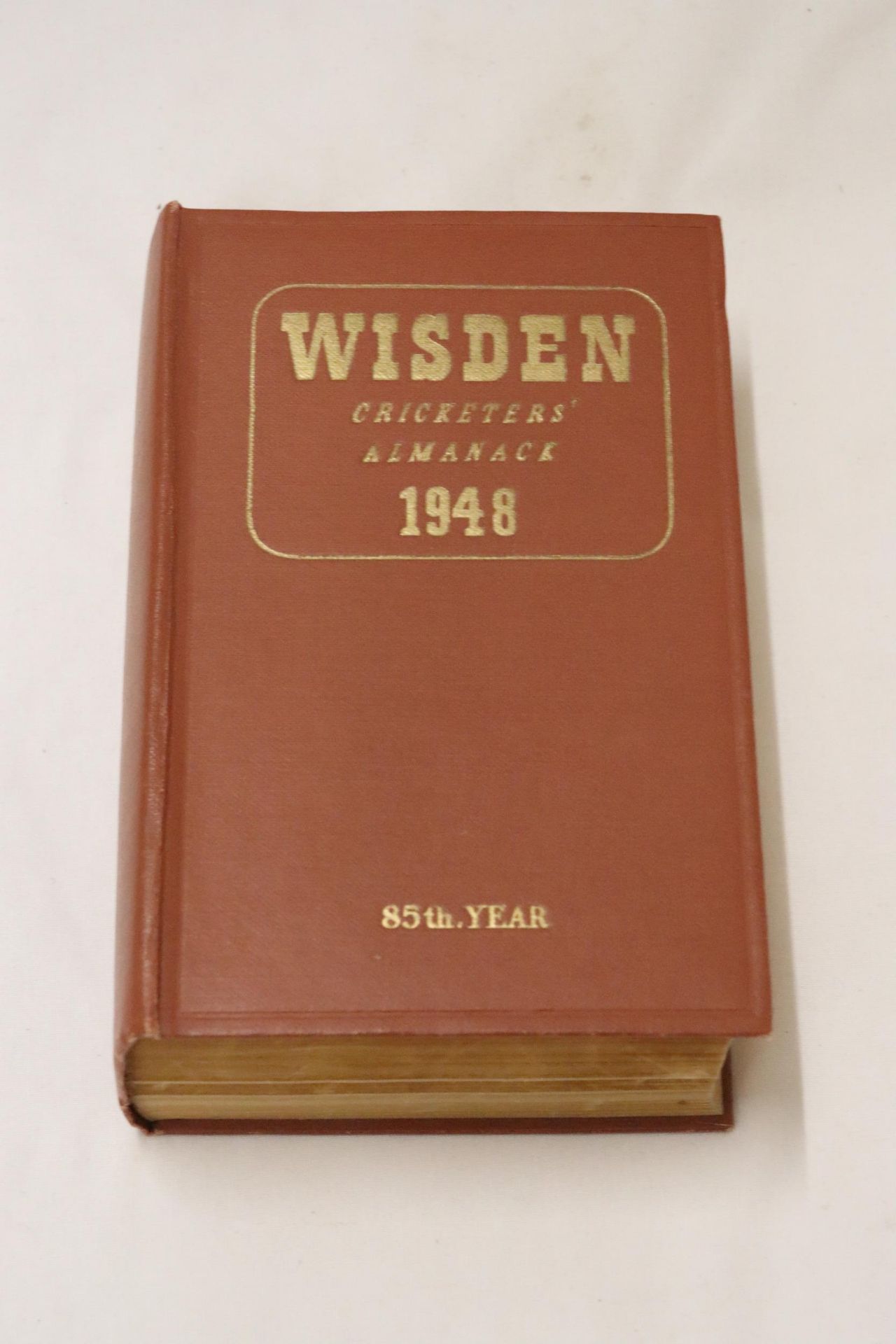 A HARDBACK 1948 COPY OF WISDEN'S CRICKETER'S ALMANACK. THIS COPY IS IN GOOD CONDITION. THE SPINE AND