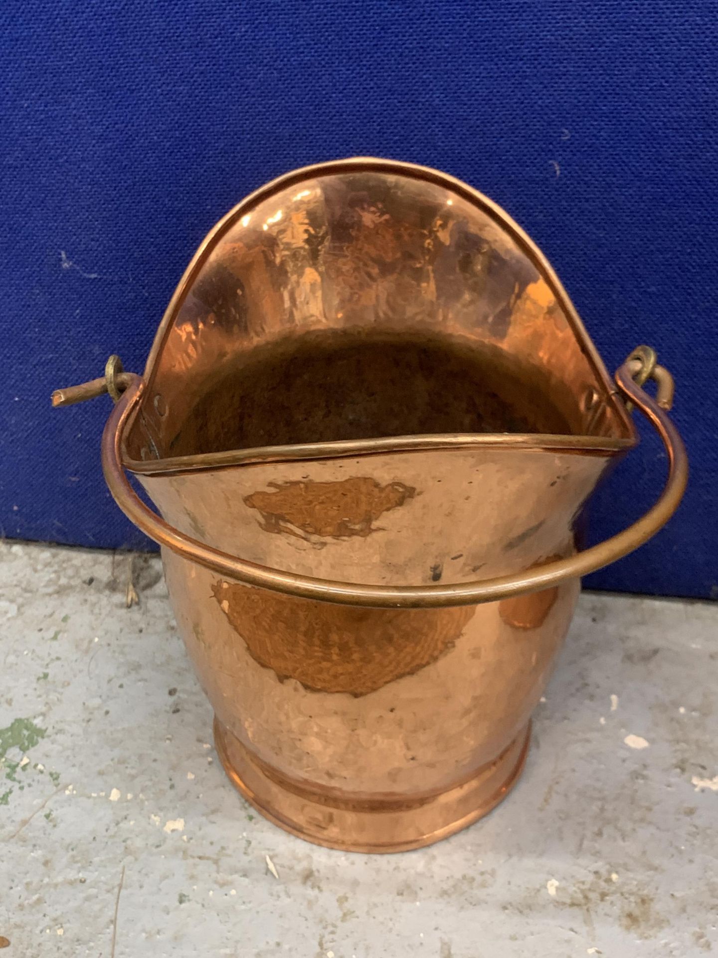 TWO LARGE BRASS ITEMS TO INCLUDE A LARGE COAL SCUTTLE AND A SMALLER EXAMPLE - Image 5 of 5