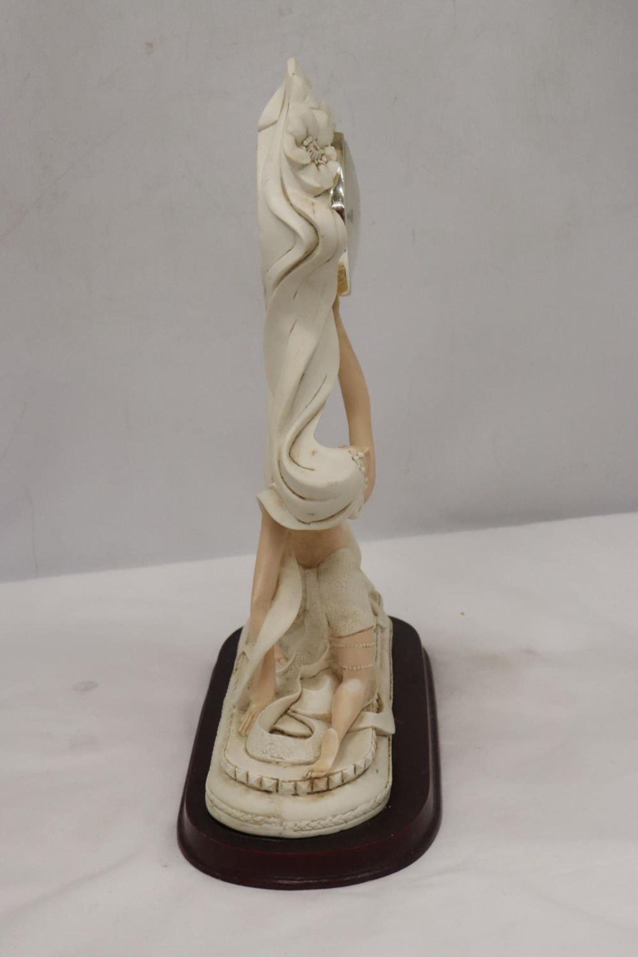 AN ART DECO STYLE MANTLE CLOCK WITH A LADY FIGURINE, HEIGHT 36CM - Image 5 of 7