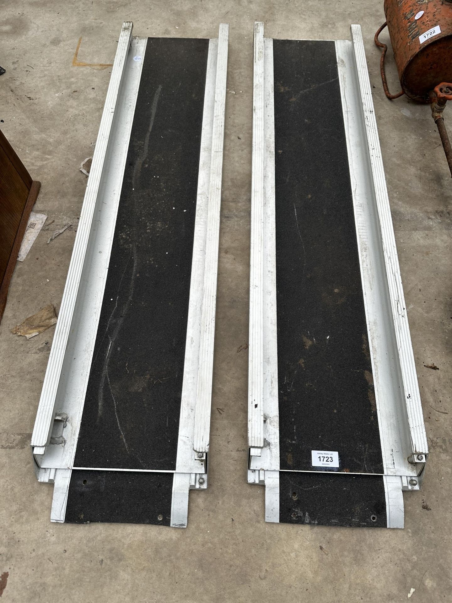 A PAIR OF ALUMINIUM EXTENDING MOBILITY SCOOTER RAMPS - Image 3 of 4