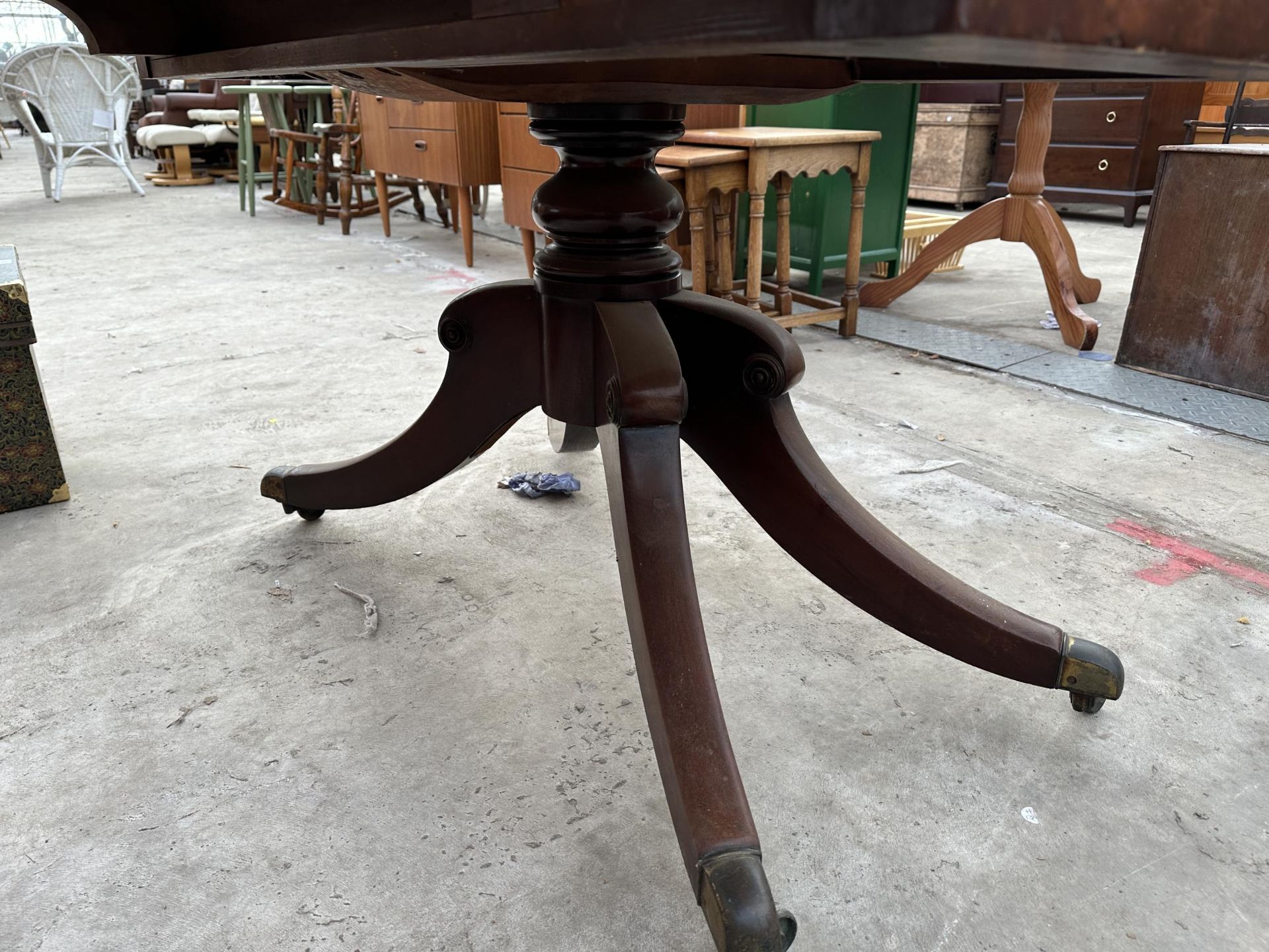 A 19TH CENTURY MAHOGANY PEDESTAL DROP LEAF TABLE WITH BRASS CASTERS 48" SQUARE OPENER - Image 4 of 4