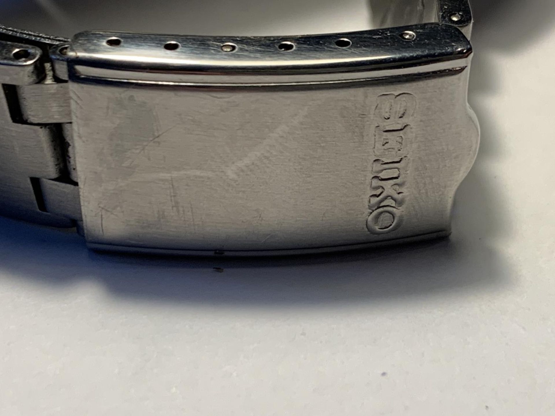 A 1970'S SEIKO WORLD TIME AUTOMATIC WRIST WATCH SEEN WORKING BUT NO WARRANTY - Image 4 of 4