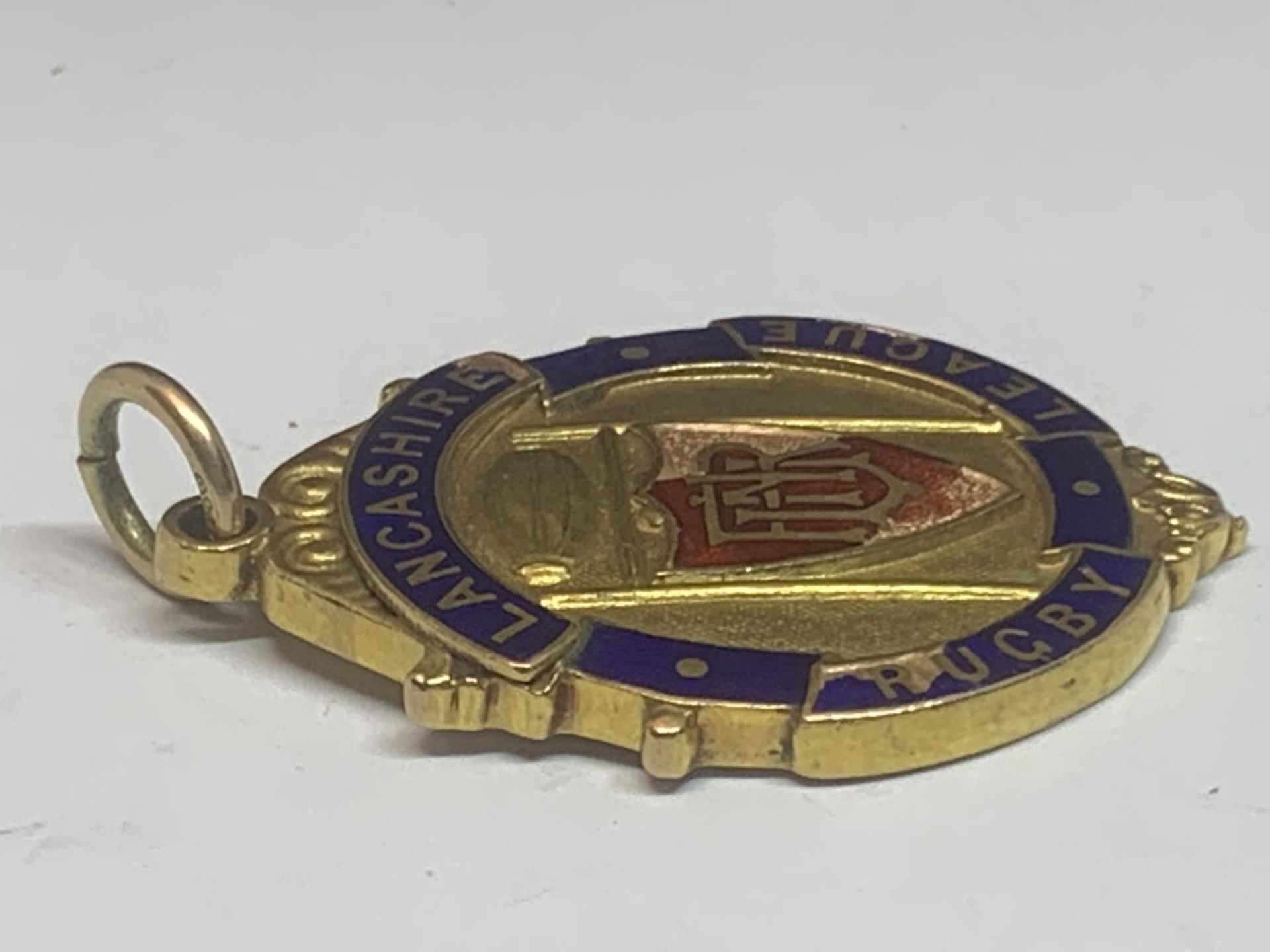 A HALLMARKED 9 CARAT GOLD LANCASHIRE RUGBY LEAGUE MEDAL ENGRAVED WINNERS 1932-33 SALFORD F.C., S.E. - Image 5 of 5