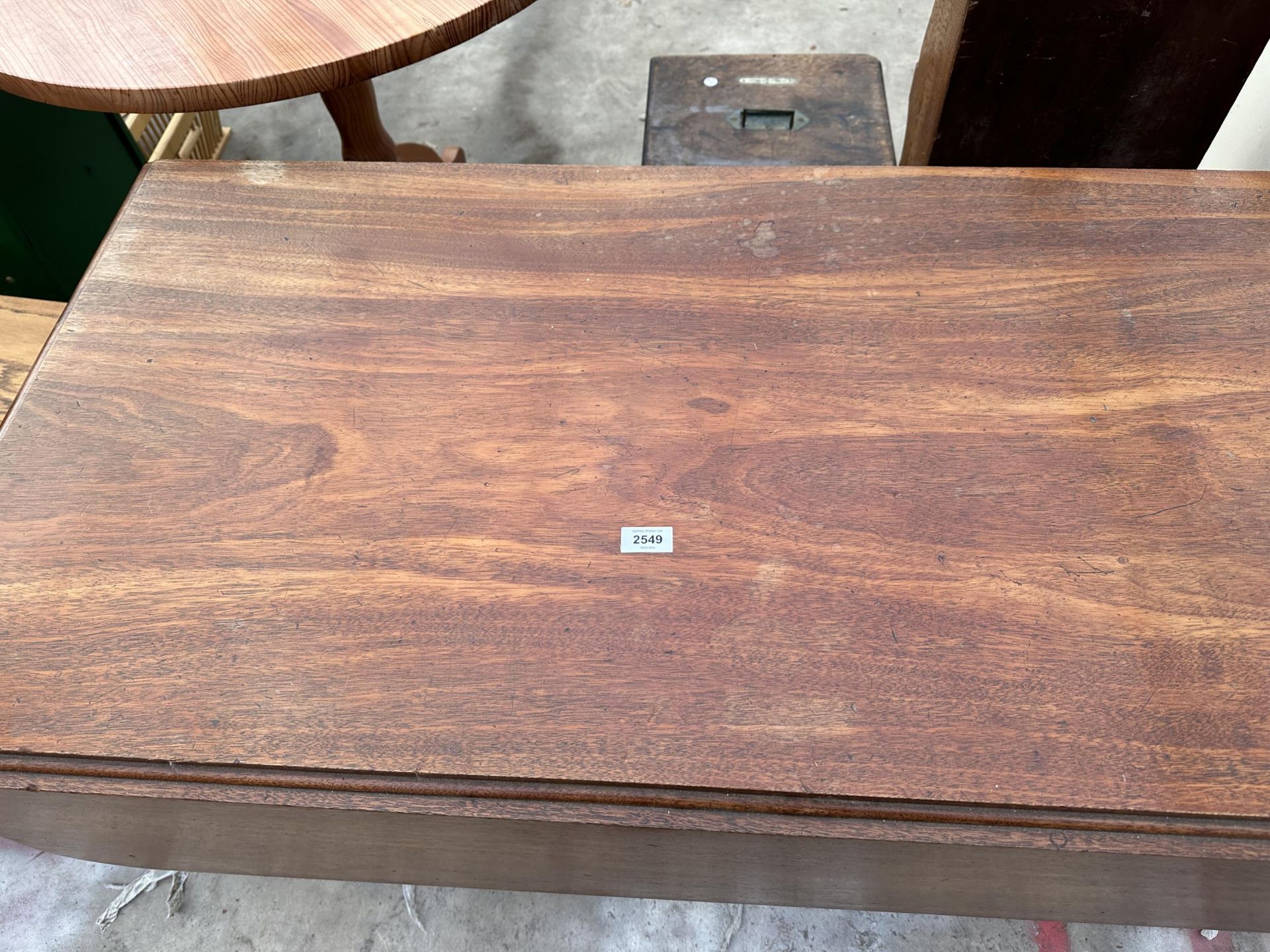 A 19TH CENTURY MAHOGANY PEDESTAL DROP LEAF TABLE WITH BRASS CASTERS 48" SQUARE OPENER - Image 2 of 4