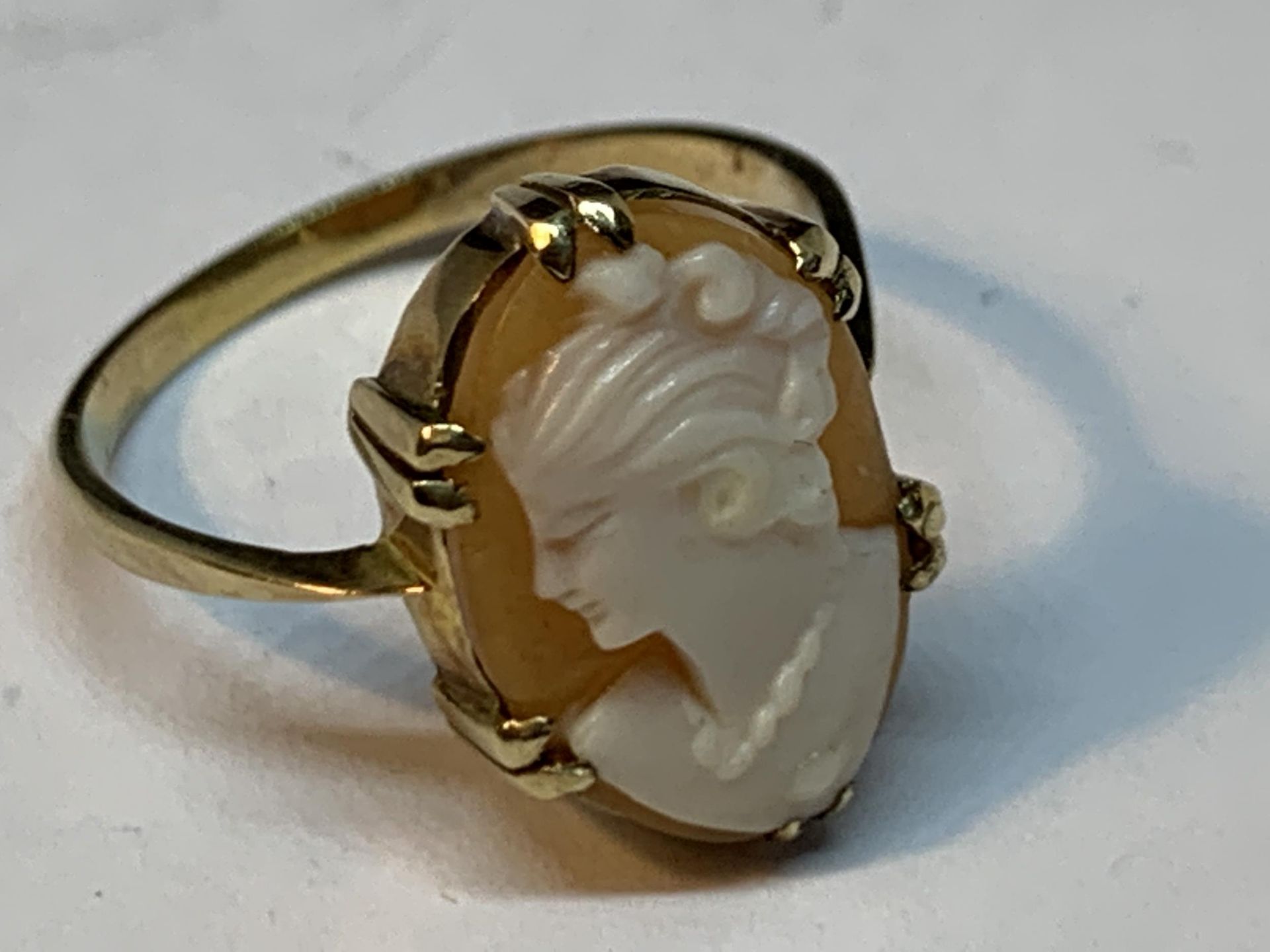 A 9 CARAT GOLD CAMEO RING SIZE Q/R
