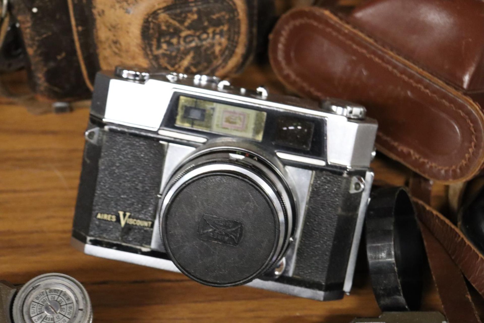 A COLLECTION OF VINTAGE CAMERAS TO INCLUDE A BRAUN PAXETTE, RICOH 300, ALTIX-N, PURMA SPCIAL, ETC, - Image 4 of 6