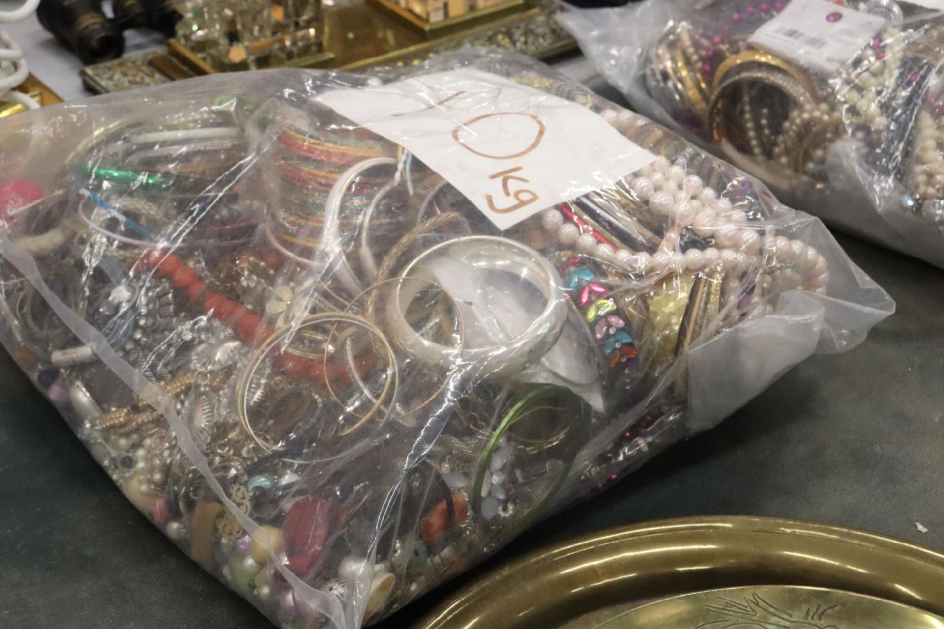 A LARGE QUANTITY OF COSTUME JEWELLERY - 10 KG IN TOTAL - Bild 6 aus 8