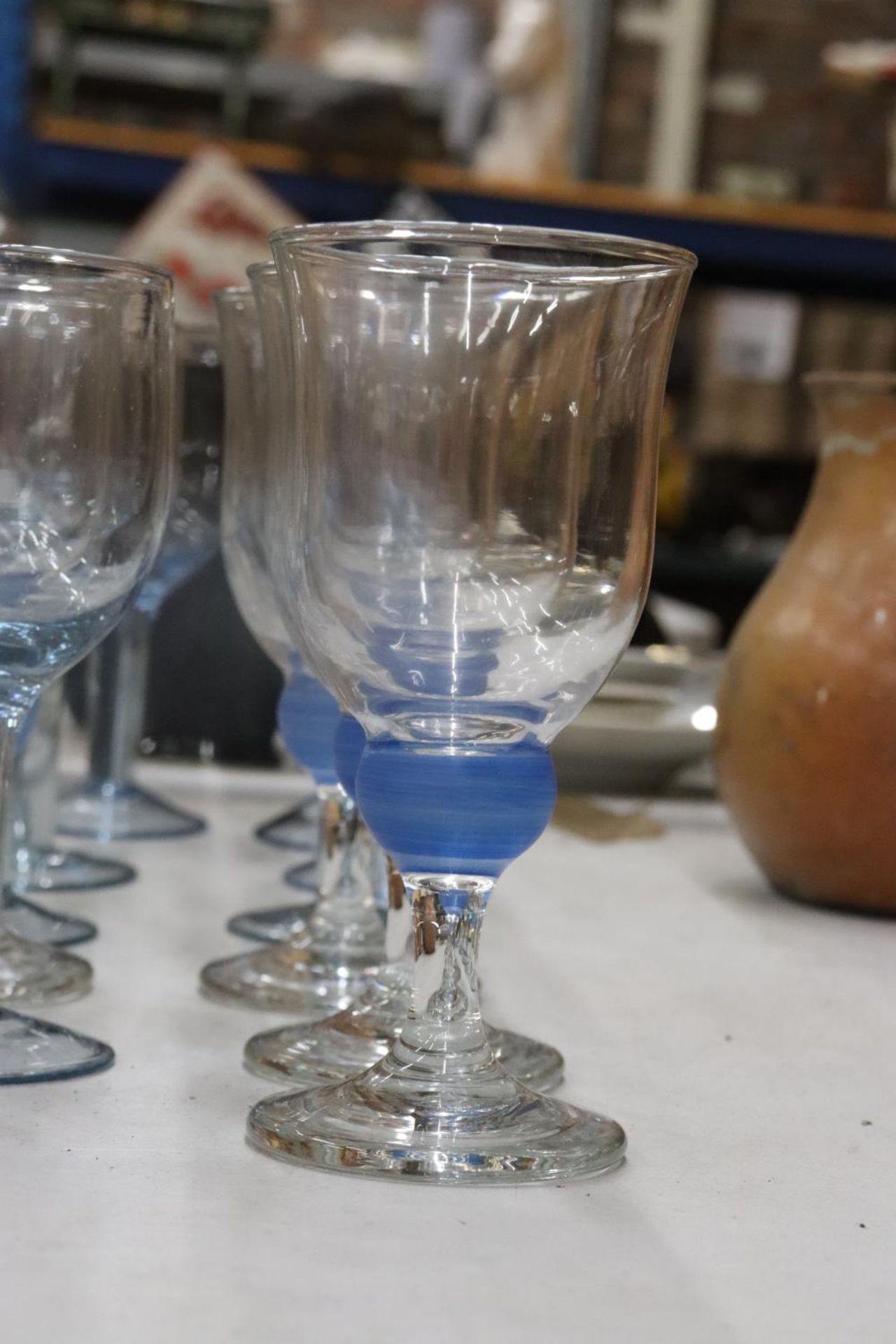 VARIOUS BLUE GLASS ITEMS TO INCLUDE GLASSES, BOWL AND BOTTLE - Image 5 of 8