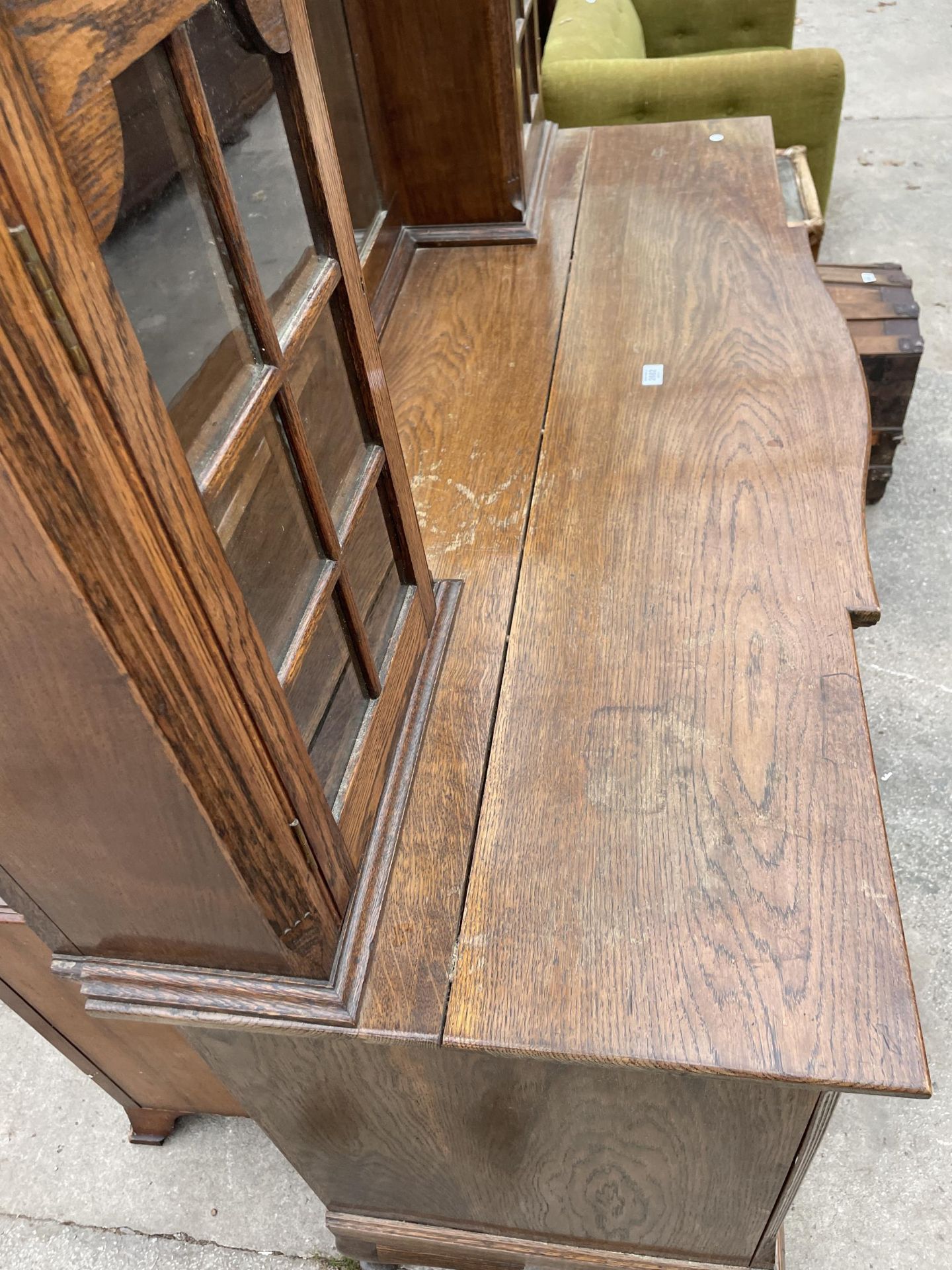 AN EDWARDIAN OAK MIRROR-BACK SIDEBOARD ENCLOSING TWO GLAZED CUPBOARDS TO UPPER PORTION - 60 INCH - Image 4 of 9