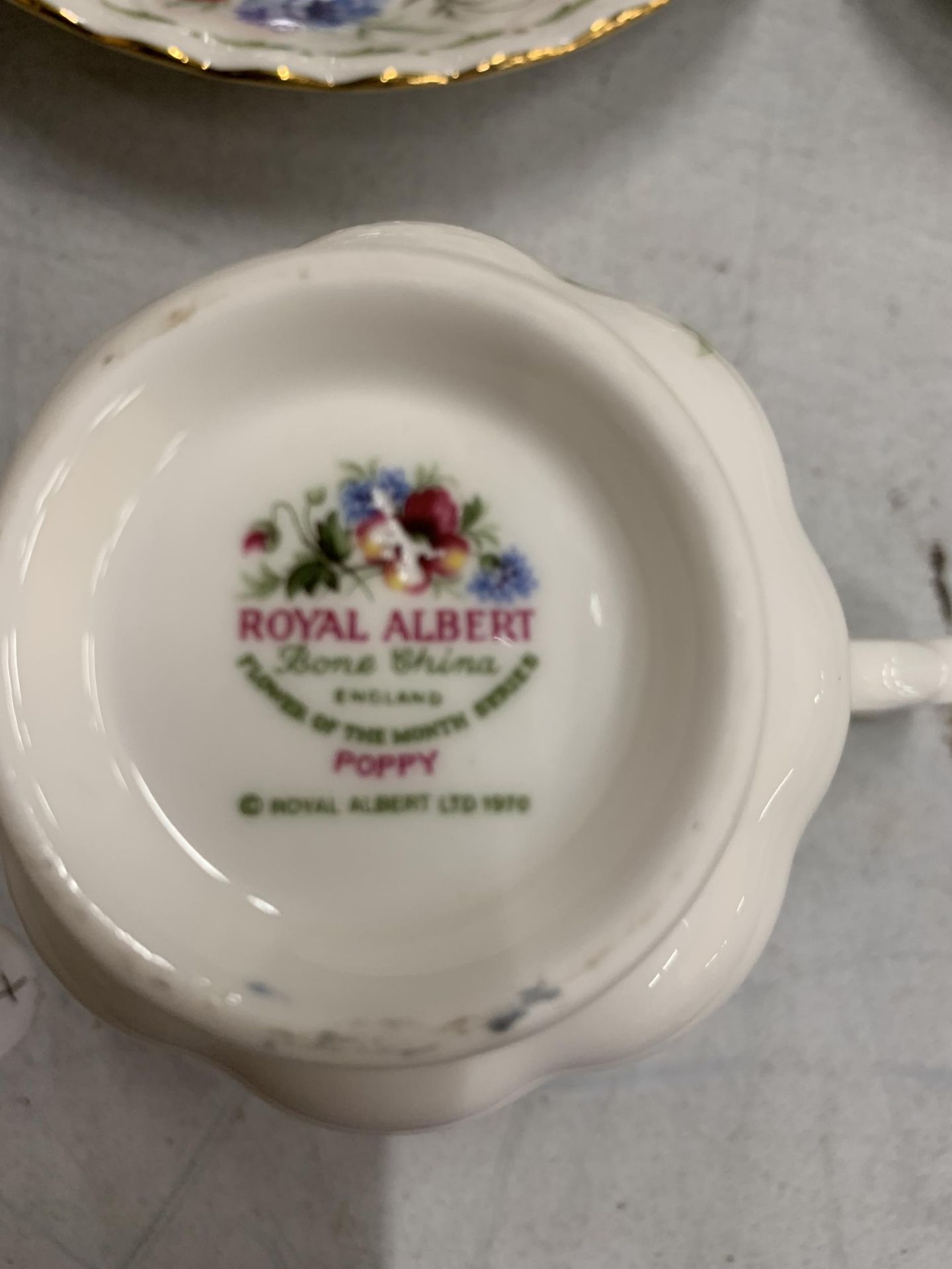 A COMPLETE SET OF ROYAL ALBERT FLOWER OF THE MONTH CUP AND SAUCERS - Bild 5 aus 5