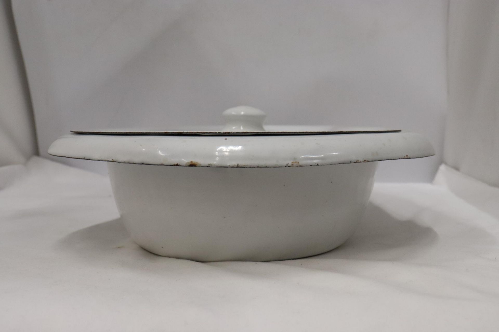 A LARGE VINTAGE ENAMEL LIDDED DISH - Image 7 of 7