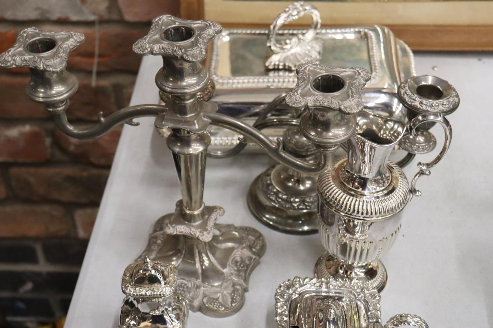 A QUANTITY OF SILVER PLATE TO INCLUDE SERVING DISH WITH LID, CANDLEABRA, PEPPER POT, ETC., - Bild 5 aus 5