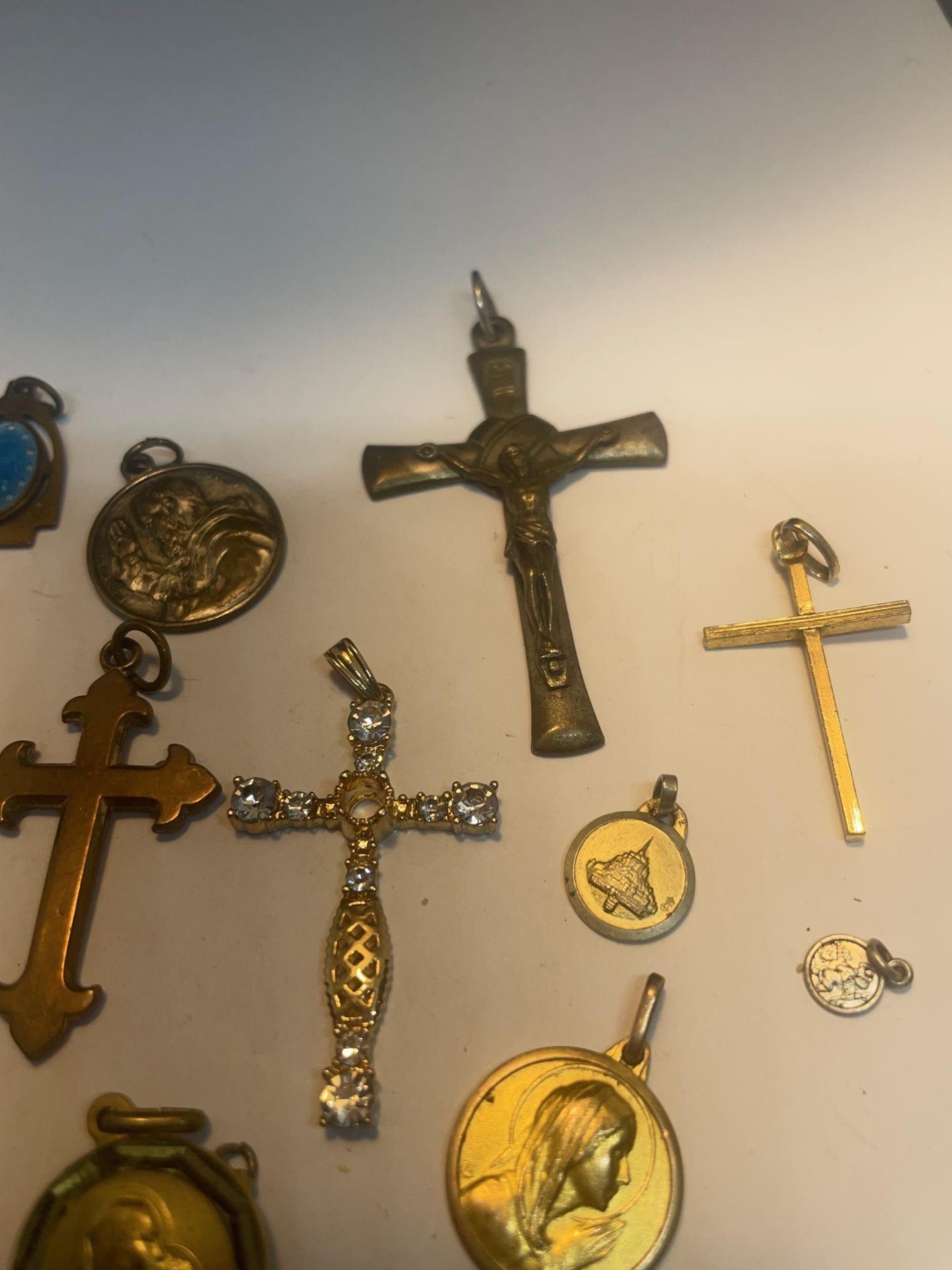 TWENTY VARIOUS RELIGIOUS ARTIFACT ITEMS - Image 3 of 5