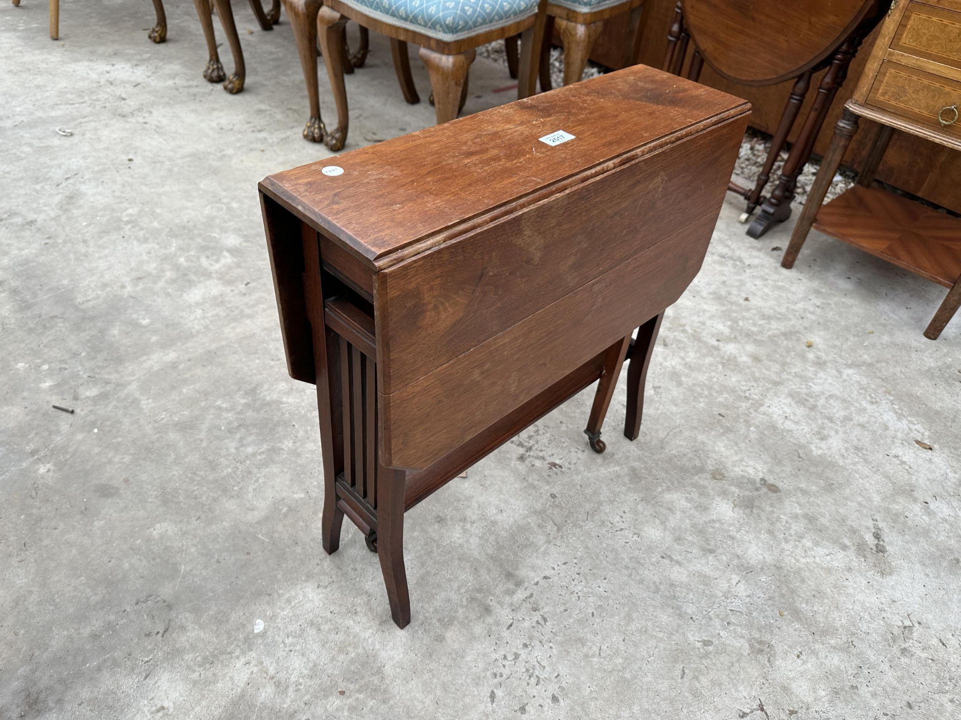 A LATE VICTORIAN SUTHERLAND TABLE WITH CANTED CORNERS 28.5" X 24" OPENED - Image 4 of 4