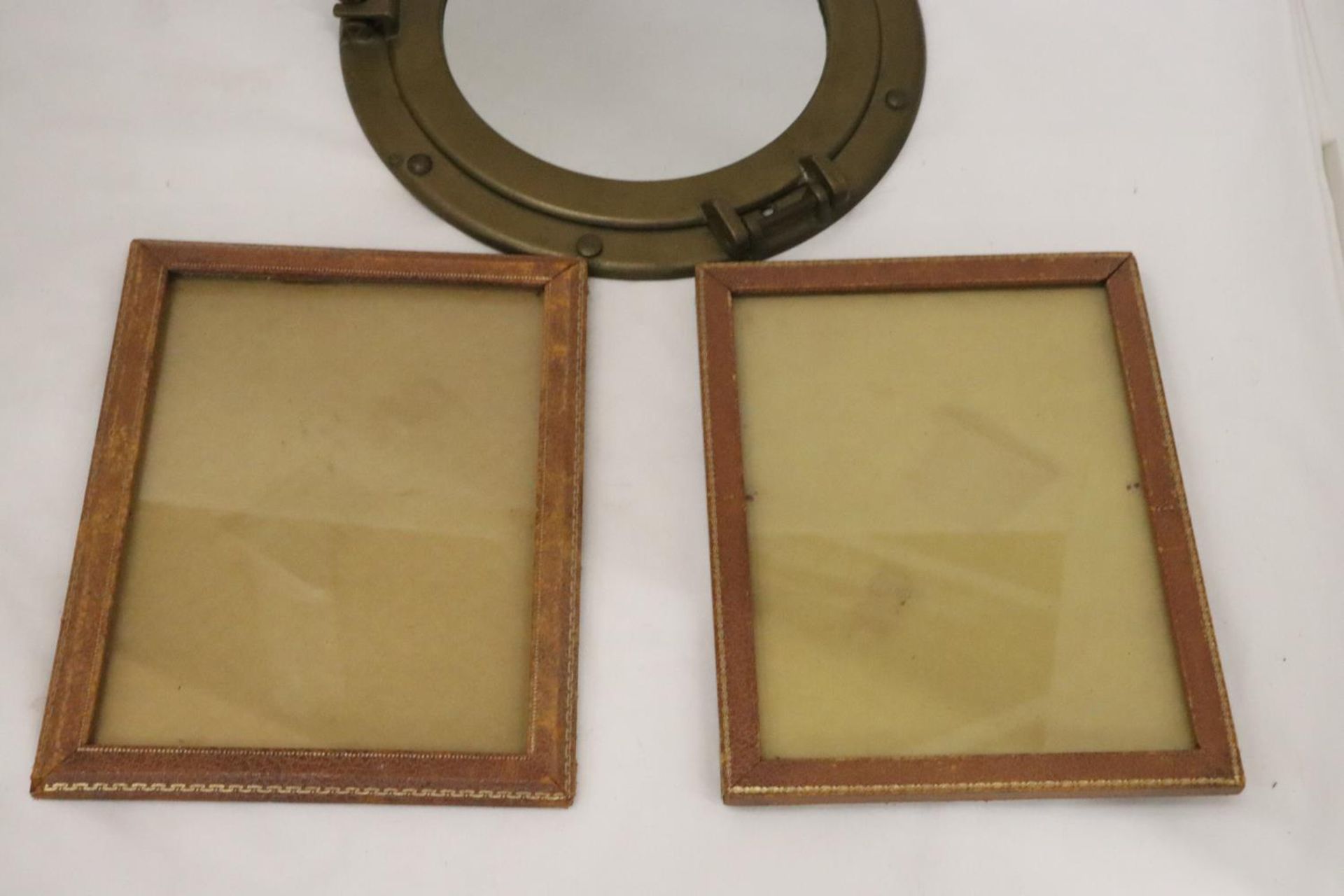 A BRASS PORTHOLE MIRROR WITH TWO WOODEN FRAMES - Bild 4 aus 9