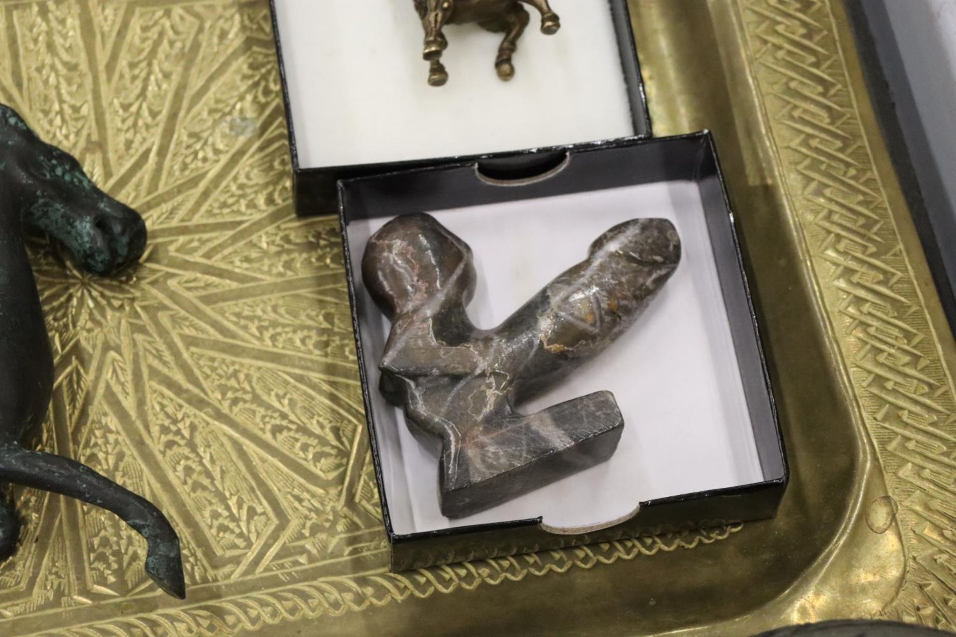 A MIXED LOT TO INCLUDE A BURIAL URN, AN ORNATE METAL HORSE SCULPTURE, BRASS TRAY ETC., - Image 8 of 10