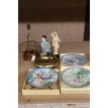 TWO ORIENTAL FIGURINES, AN ASIAN BRASS BOWL AND ORIENTAL DECORATED CABINET PLATES
