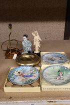 TWO ORIENTAL FIGURINES, AN ASIAN BRASS BOWL AND ORIENTAL DECORATED CABINET PLATES