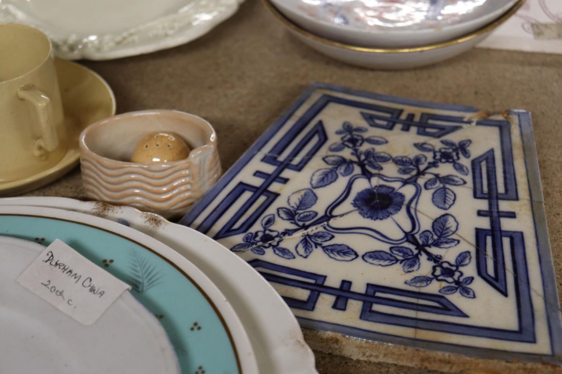 A MIXED VINTAGE LOT TO INCLUDE CABINET PLATES, GLASSWARE, TILES, ETC - Image 3 of 5