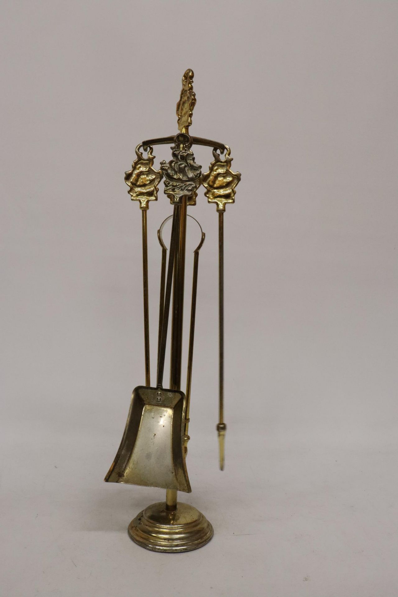 A BRASS COMPANION SET AND STAND WITH GALLEON HANDLES - Image 4 of 6