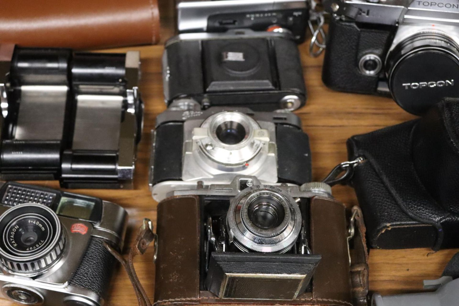 A COLLECTION OF VINTAGE CAMERAS TO INCLUDE ILOCA RAPID-B, MIRANDA, TOPCON, BRAUN PAXETTEETC, SOME - Image 4 of 6