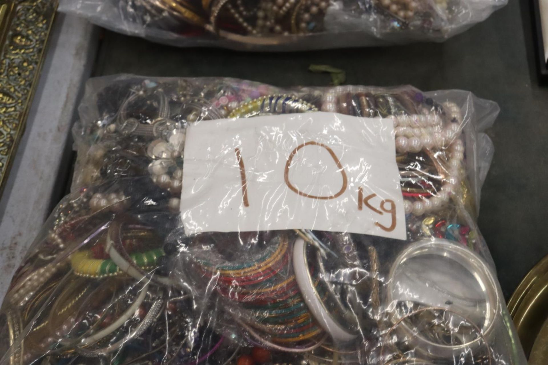 A LARGE QUANTITY OF COSTUME JEWELLERY - 10 KG IN TOTAL - Bild 2 aus 8