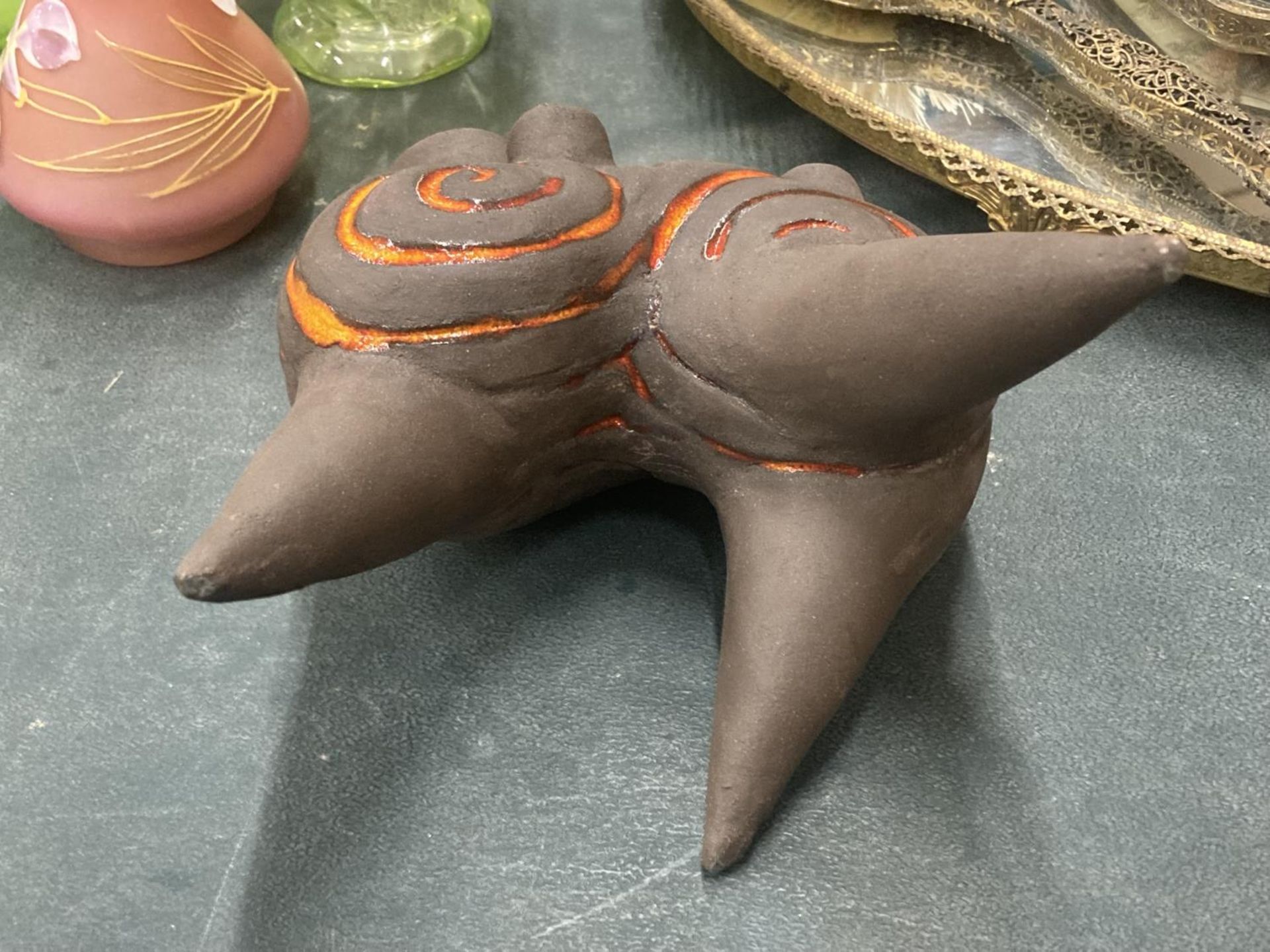 A STUDIO POTTERY STONEWARE ABSTRACT FLOWER HOLDER - Image 4 of 4