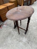 A VICTORIAN MAHOGANY SUTHERLAND TABLE ON TURNED LEGS 26.5" X 20.5" OPENED