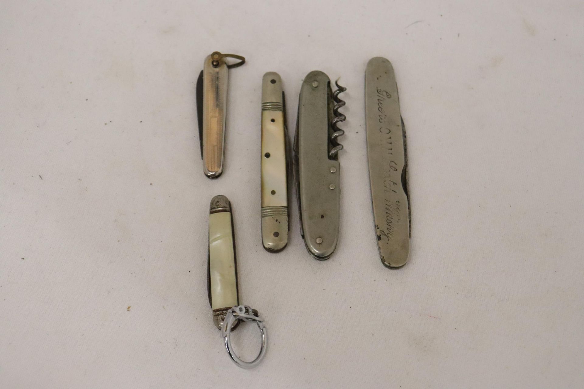 FIVE VINTAGE POCKET/PEN KNIVES TO INCUDE MOTHER OF PEARL