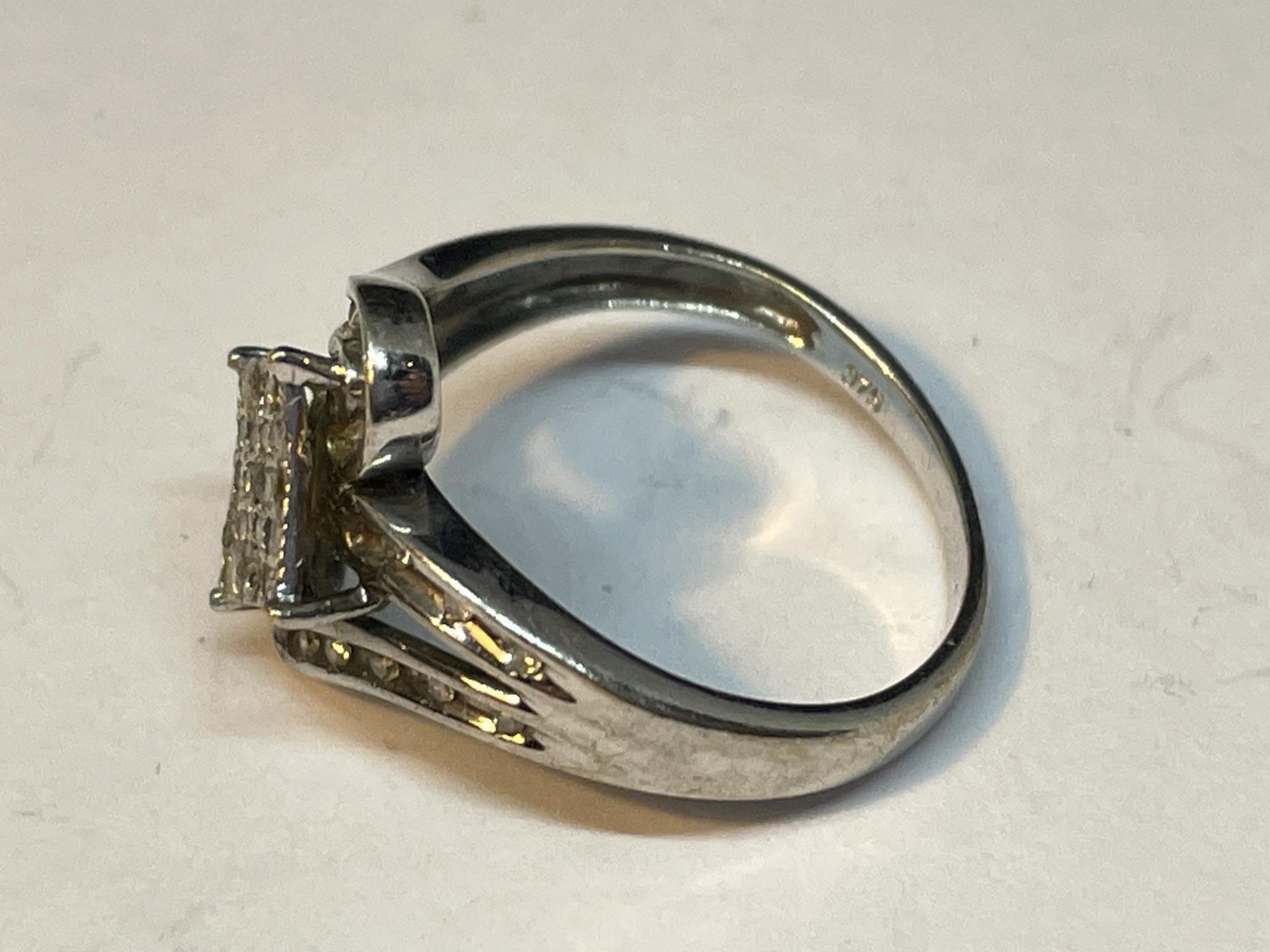 A 9 CARAT WHITE GOLD DECO STYLE RING WITH DIAMONDS SIZE L - Image 2 of 3