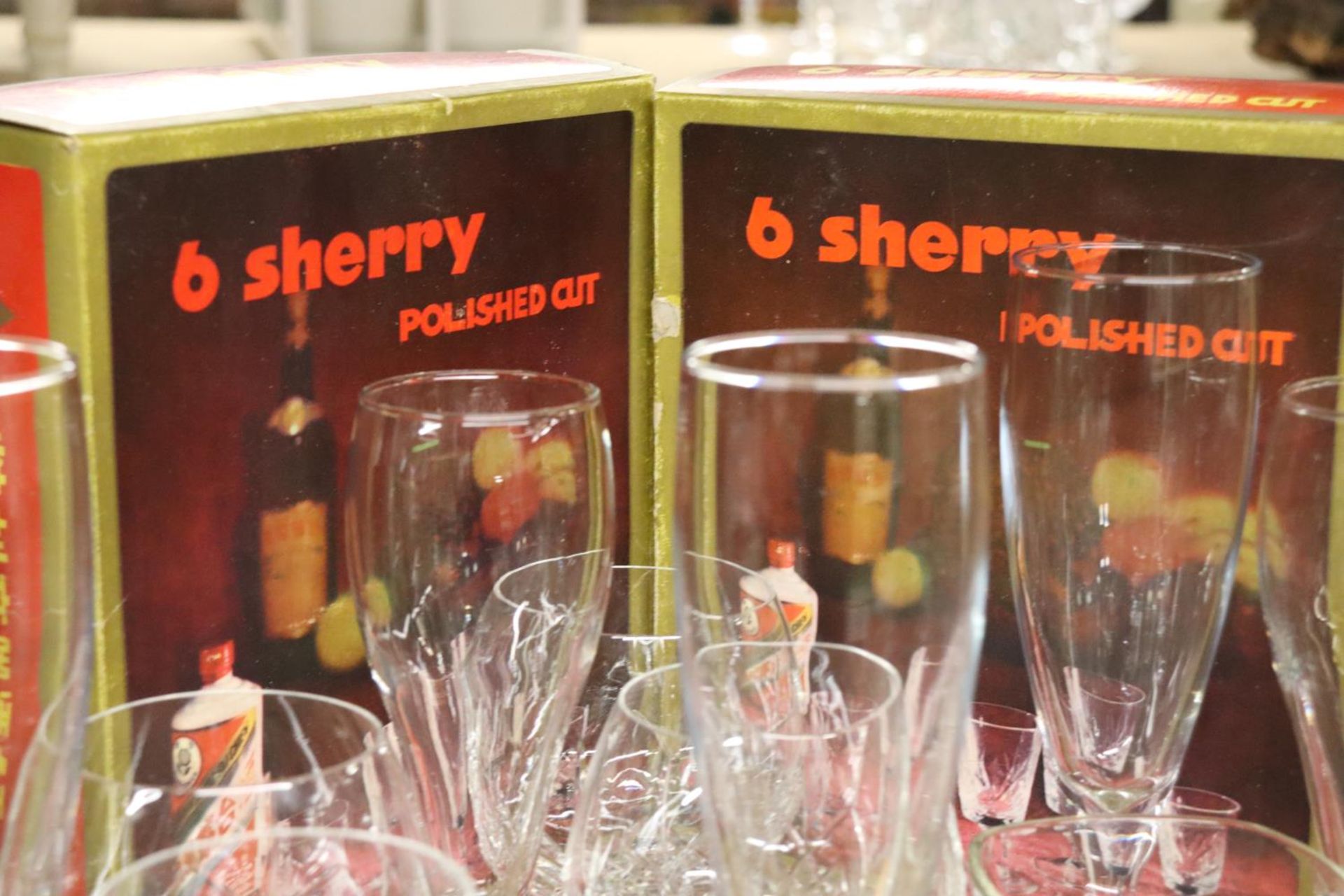 A QUANTITY OF GLASSES TO INCLUDE WHISKY TUMBLERS, BOXED SHERRY GLASSES, CHAMPAGNE FLUTES, BRANDY - Bild 3 aus 5