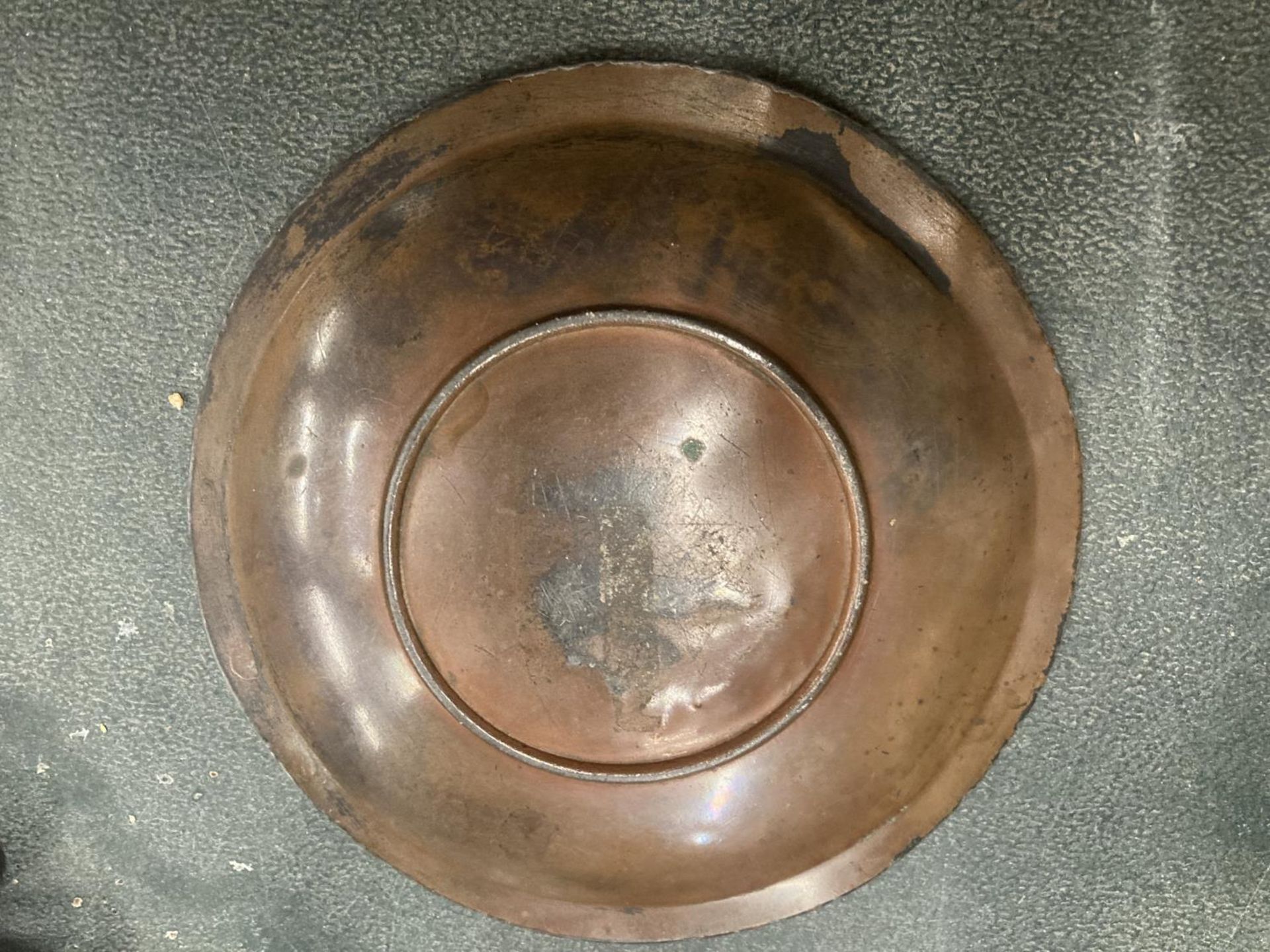 A BRONZE ASIAN ART DISH, DIAMETER 12CM - Bild 2 aus 2