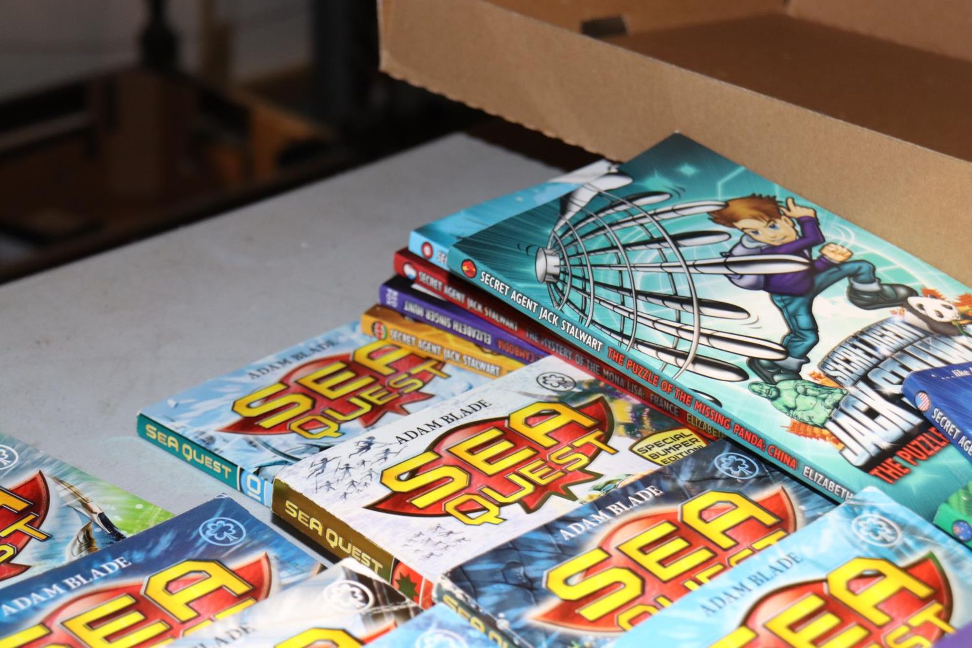 A LARGE COLLECTION OF CHILDREN'S BOOKS TO INCLUDE 'SEA QUEST' BY ADAM BLADE AND SECRET AGENT JACK - Bild 2 aus 5