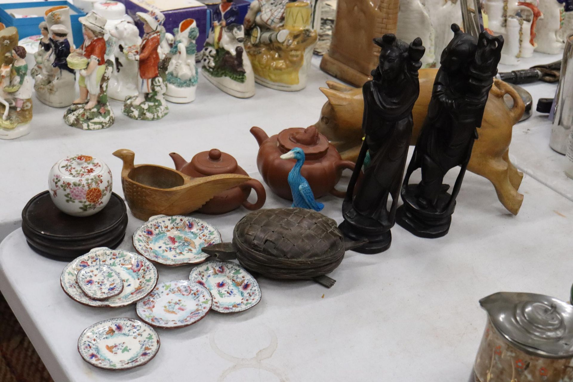 A MIXED LOT TO INCLUDE A WOODEN PIG, ORIENTAL FIGURES, VINTAGE CHINESE YIXING ZISHA TEAPOT, ETC., - Bild 3 aus 14