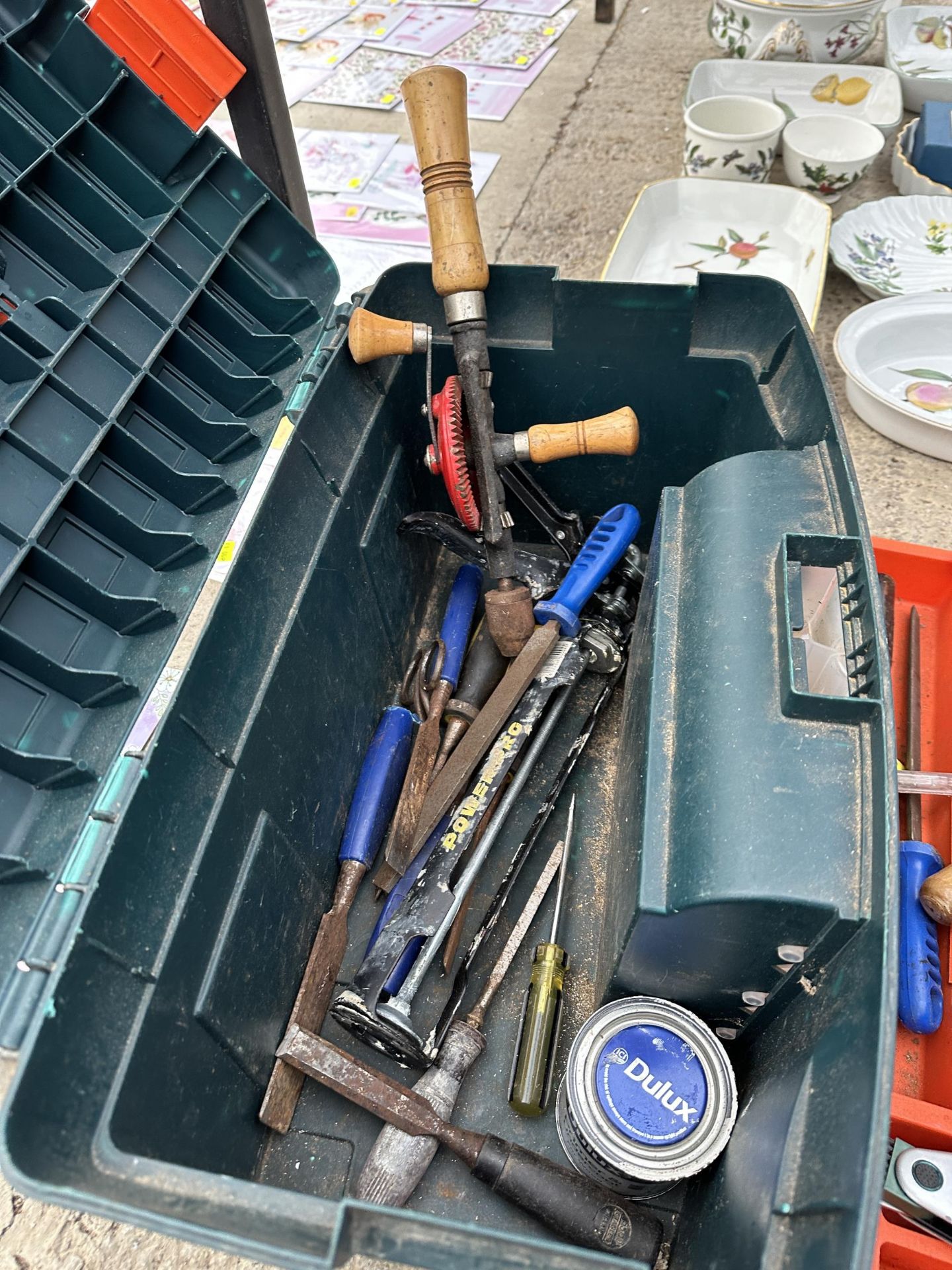 A PLASTIC TOOL BOX WITH AN ASSORTMENT OF TOOLS TO INCLUDE FILES, CHISELS AND SPANNERS ETC - Bild 4 aus 4