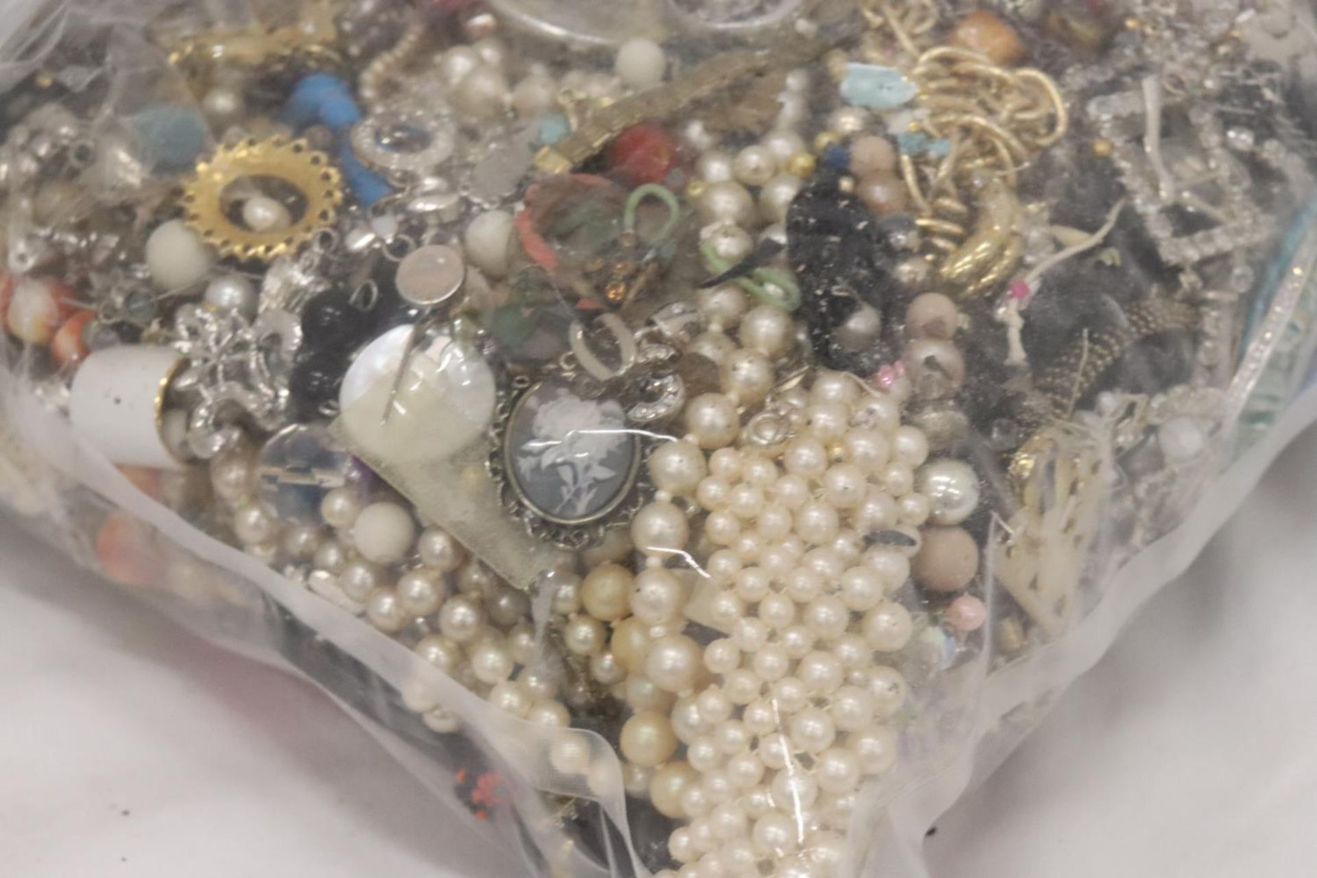 A LARGE QUANTITY OF COSTUME JEWELLERY - 5 KG IN TOTAL - Image 7 of 8