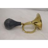 A LARGE VINTAGE STYLE BRASS CAR HORN WITH